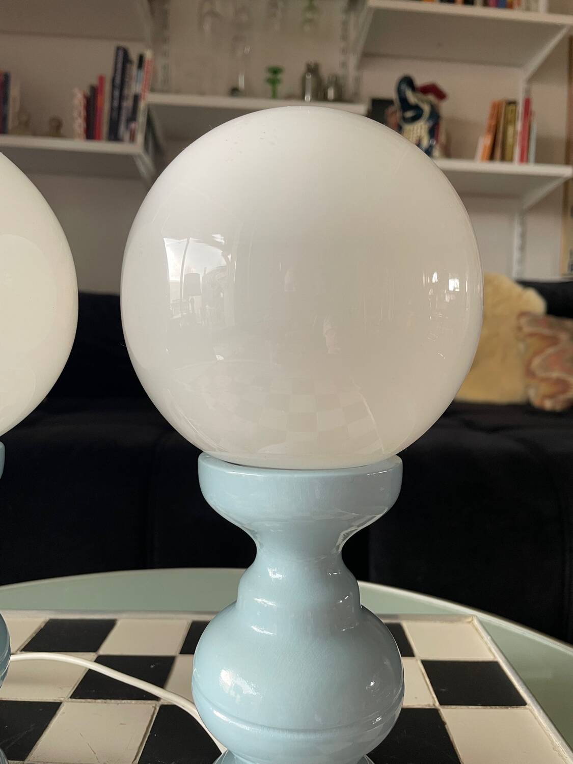 Lampe en bois italienne tournée et opaline années 1970