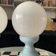 Lampe en bois italienne tournée et opaline années 1970