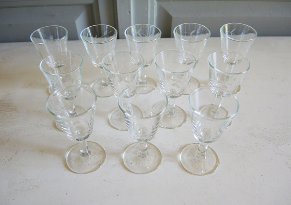 Service de 33 verres à pied et carafe