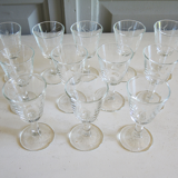 Service de 33 verres à pied et carafe