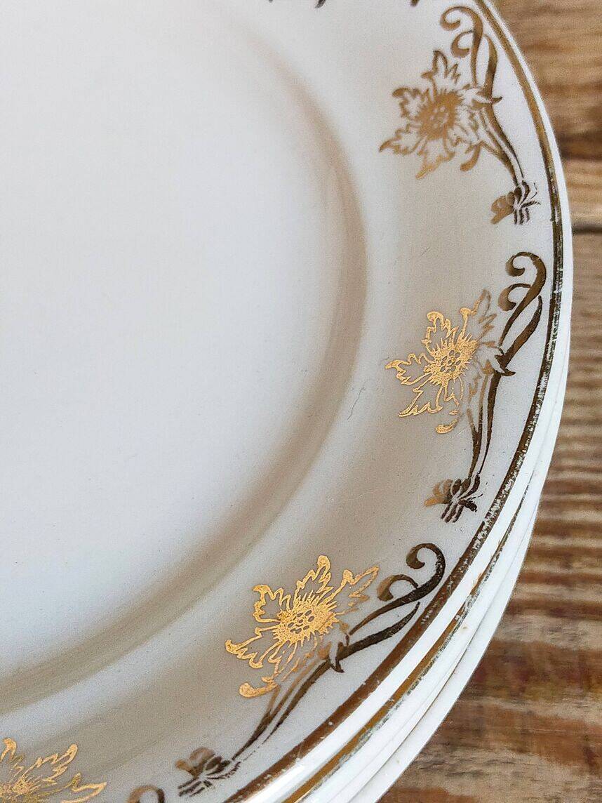 Eight Villeroy & Boch dessert plates with gold decor