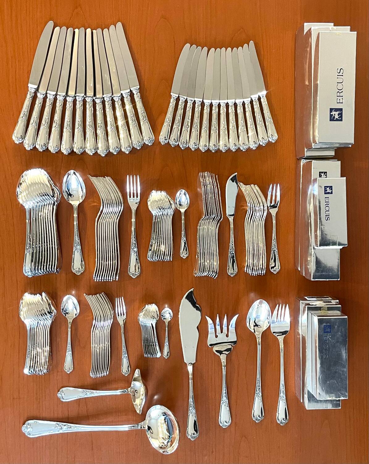 Ercuis cutlery set, 124 pieces, Louis XV style, in near-new condition.