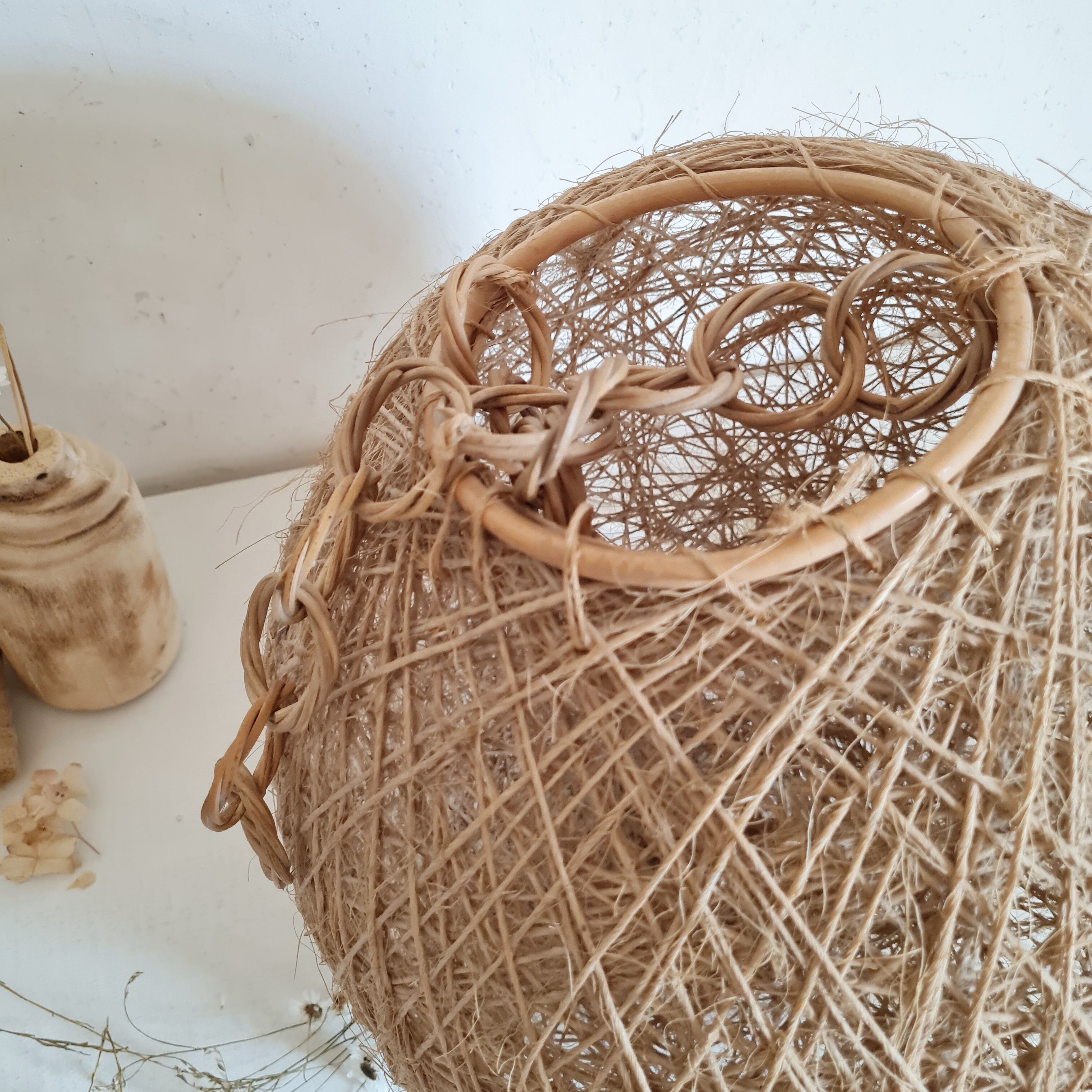 Vintage natural fiber ball suspension