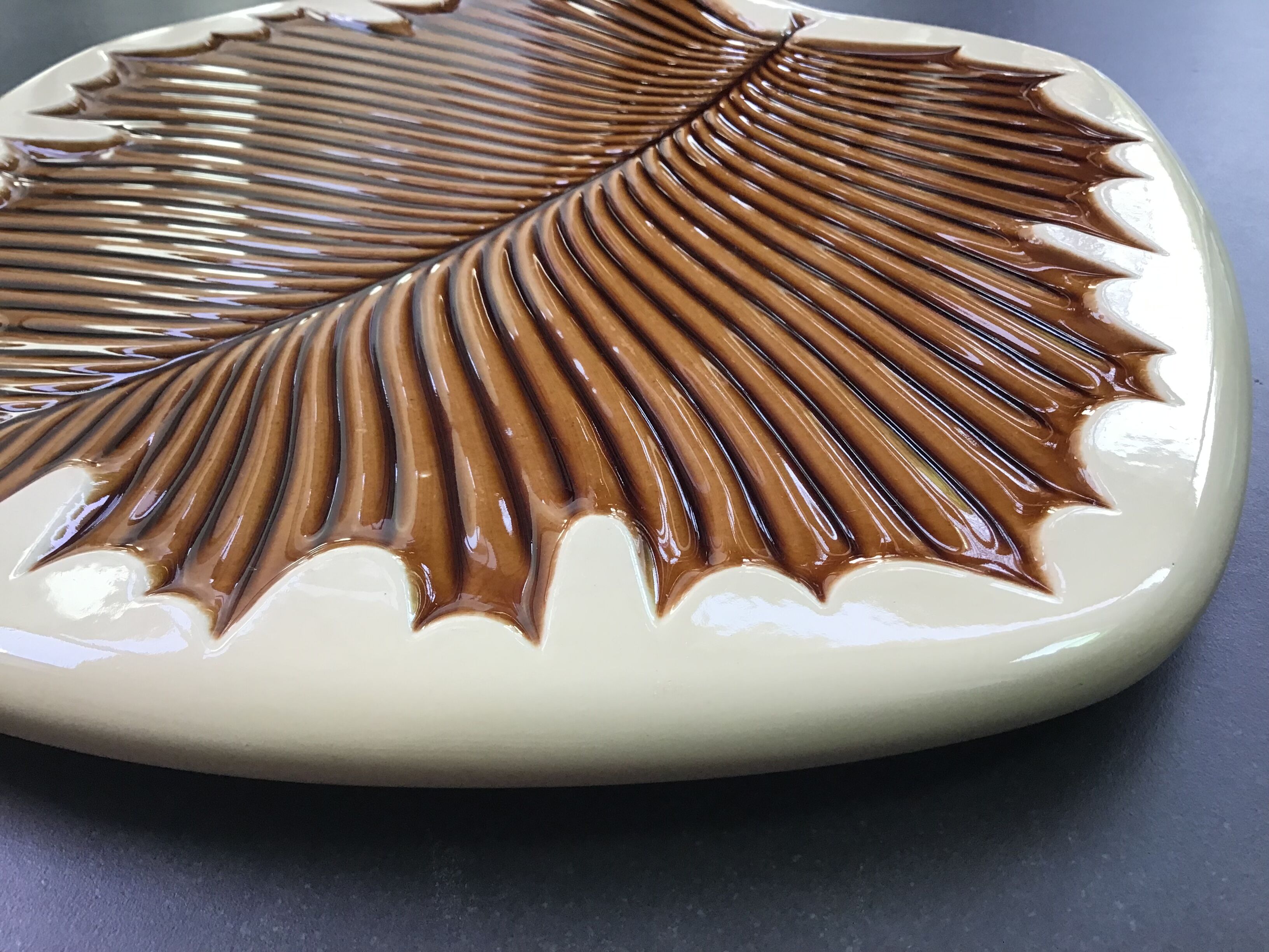 Verceram cheese board, leaf decoration