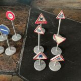 Set of 12 panels and a station, toy dinky toys