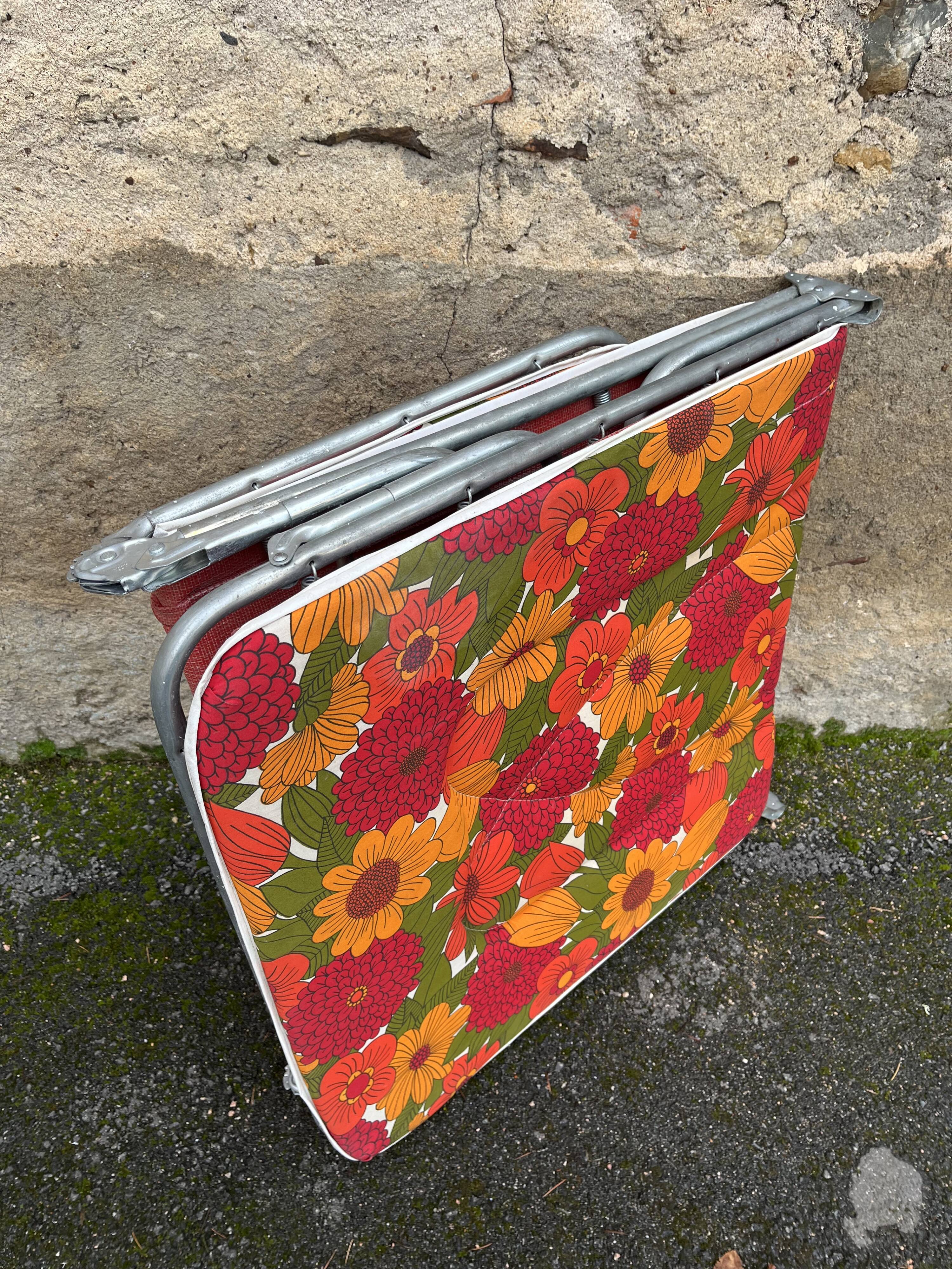 Vintage flower camp bed