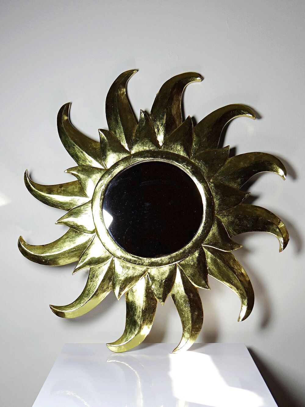 Large handcrafted sun mirror in wood and gilded stucco with gold leaf from the 1970s-80s.