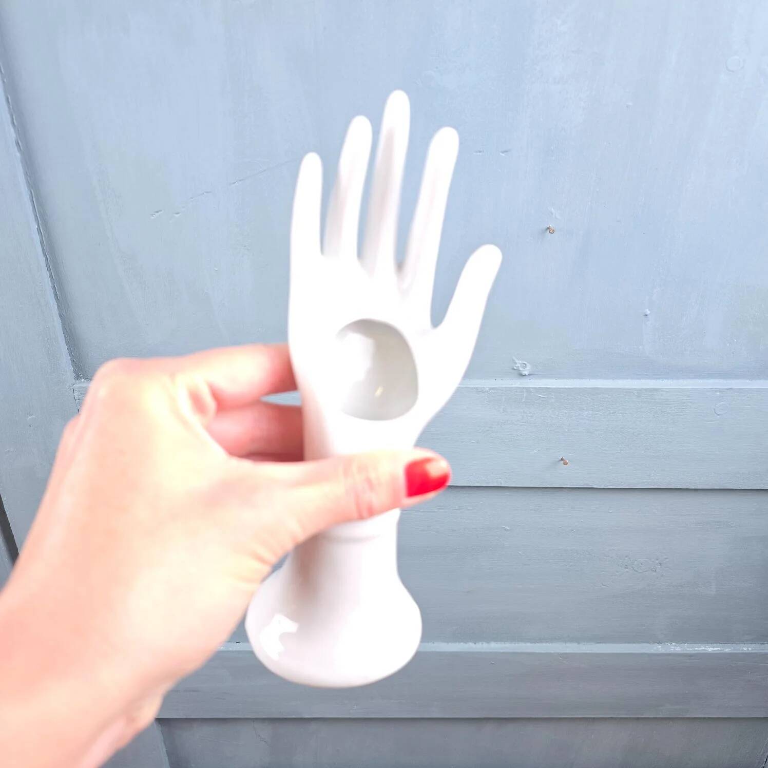 Main Baguier / Soliflore en porcelaine blanche