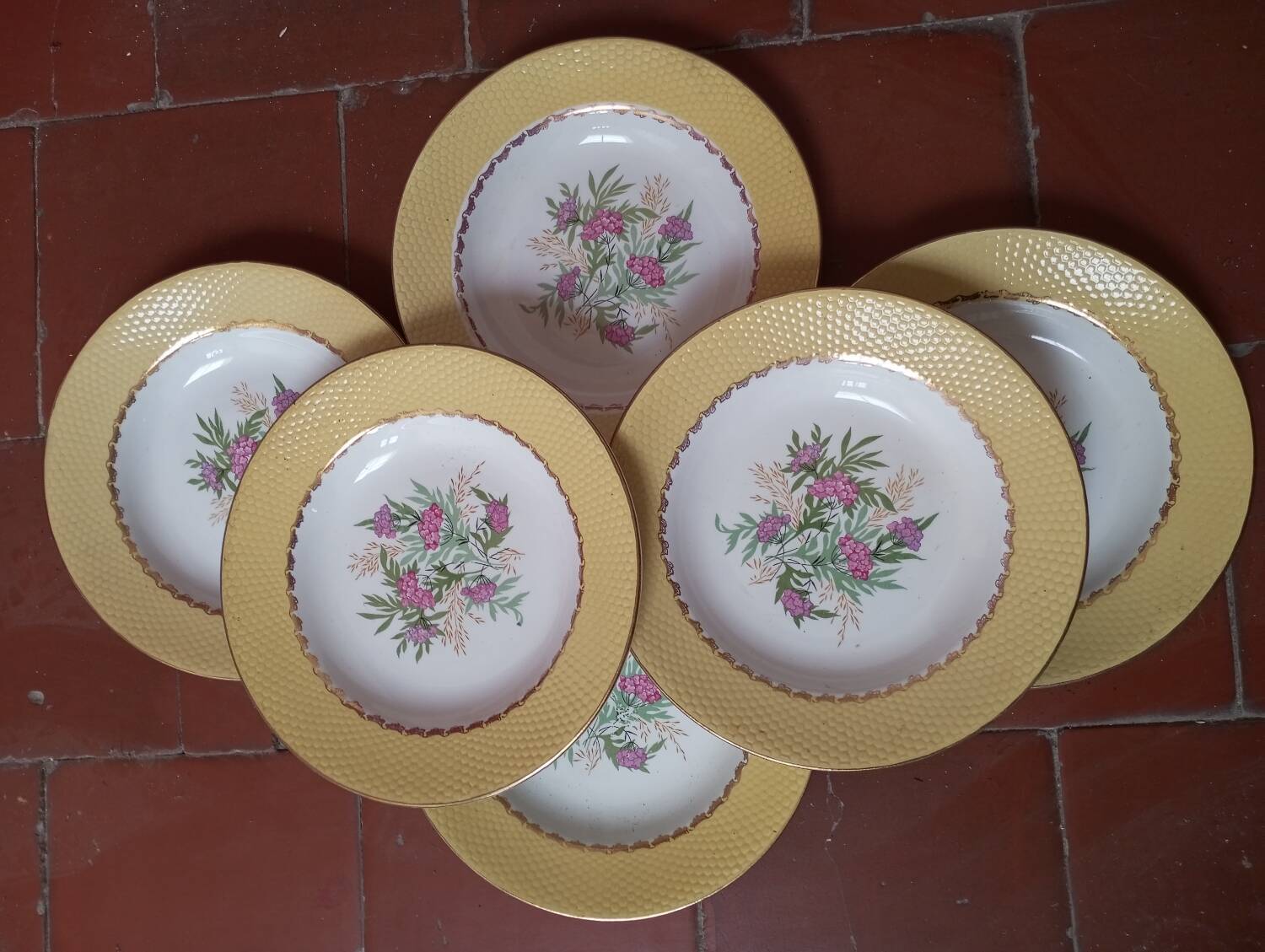 Amandinoise plate service