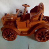 Voiture ancienne en bois