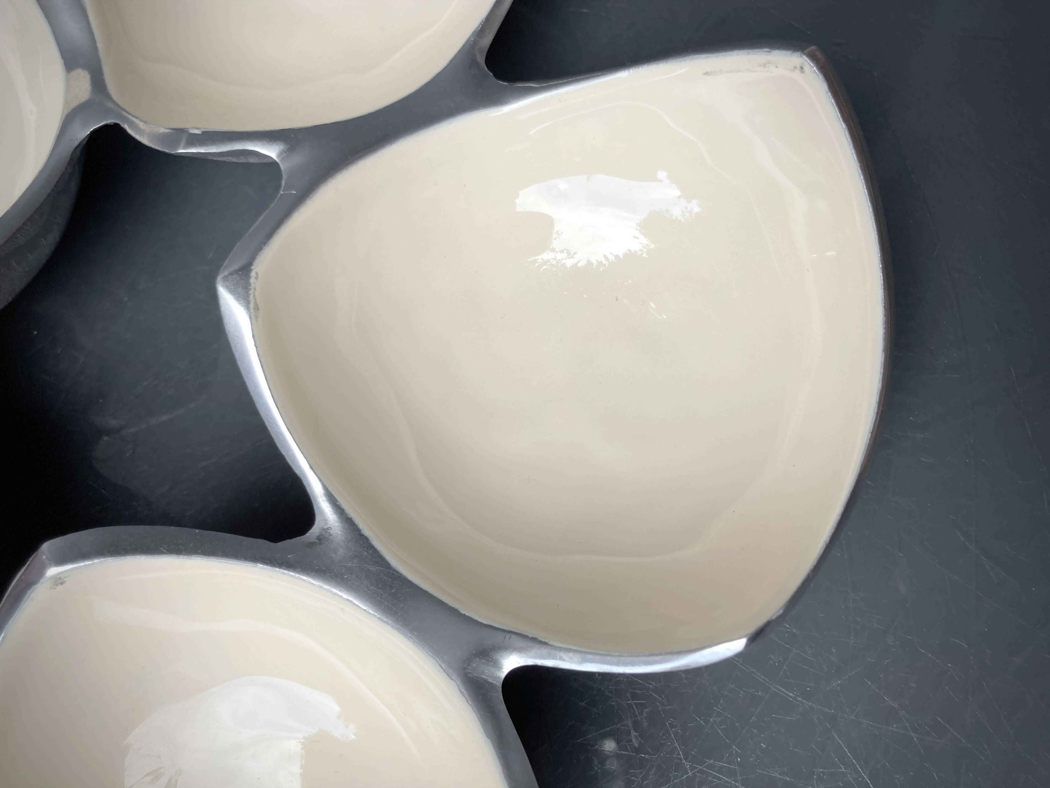 Ensemble de plats compartimentés en Inox Massif et émail écru