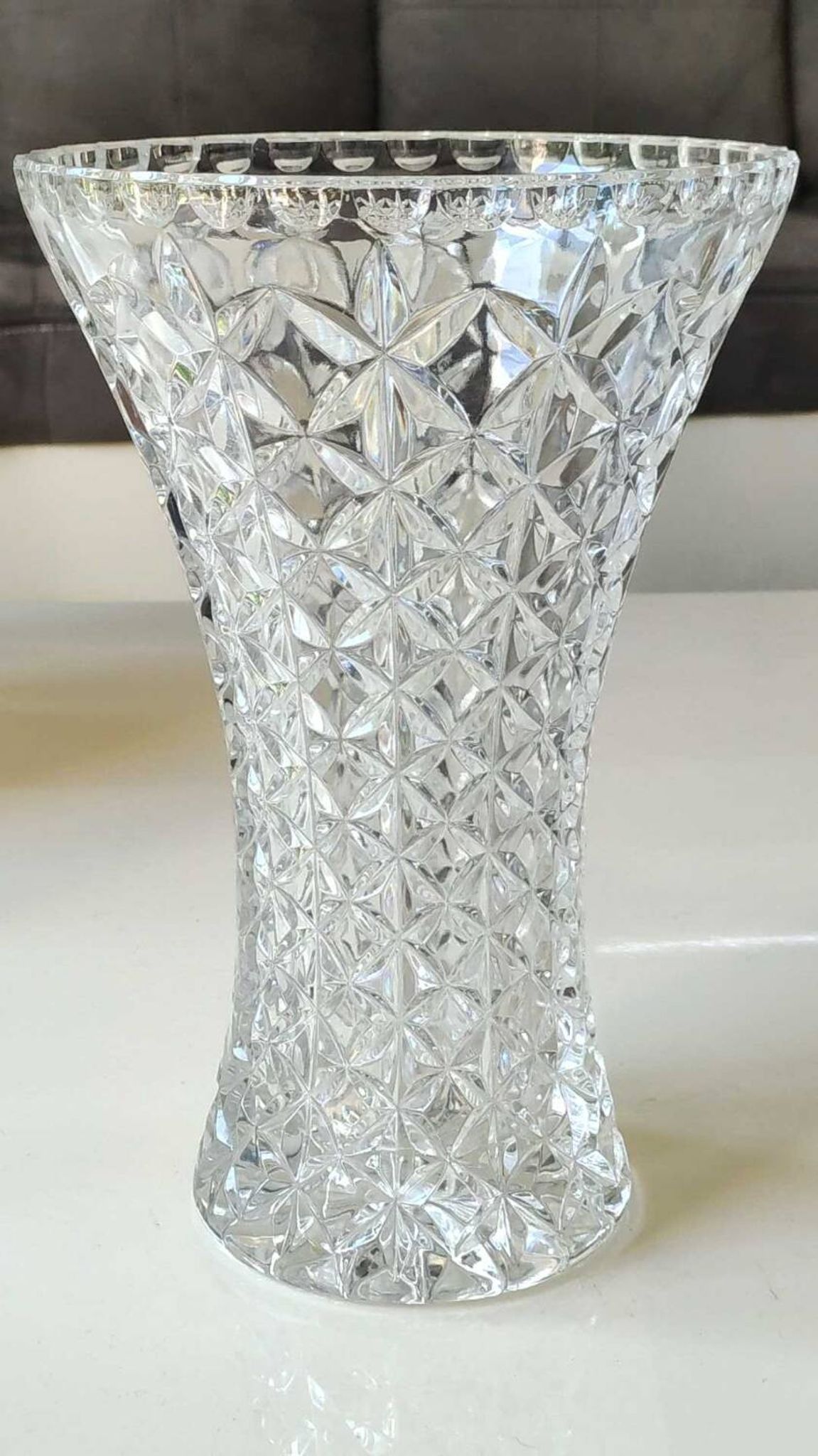 Grand Vase Tulipier en cristal de Bohème taillé. Motifs étoilés/losanges. Haut 26 cm