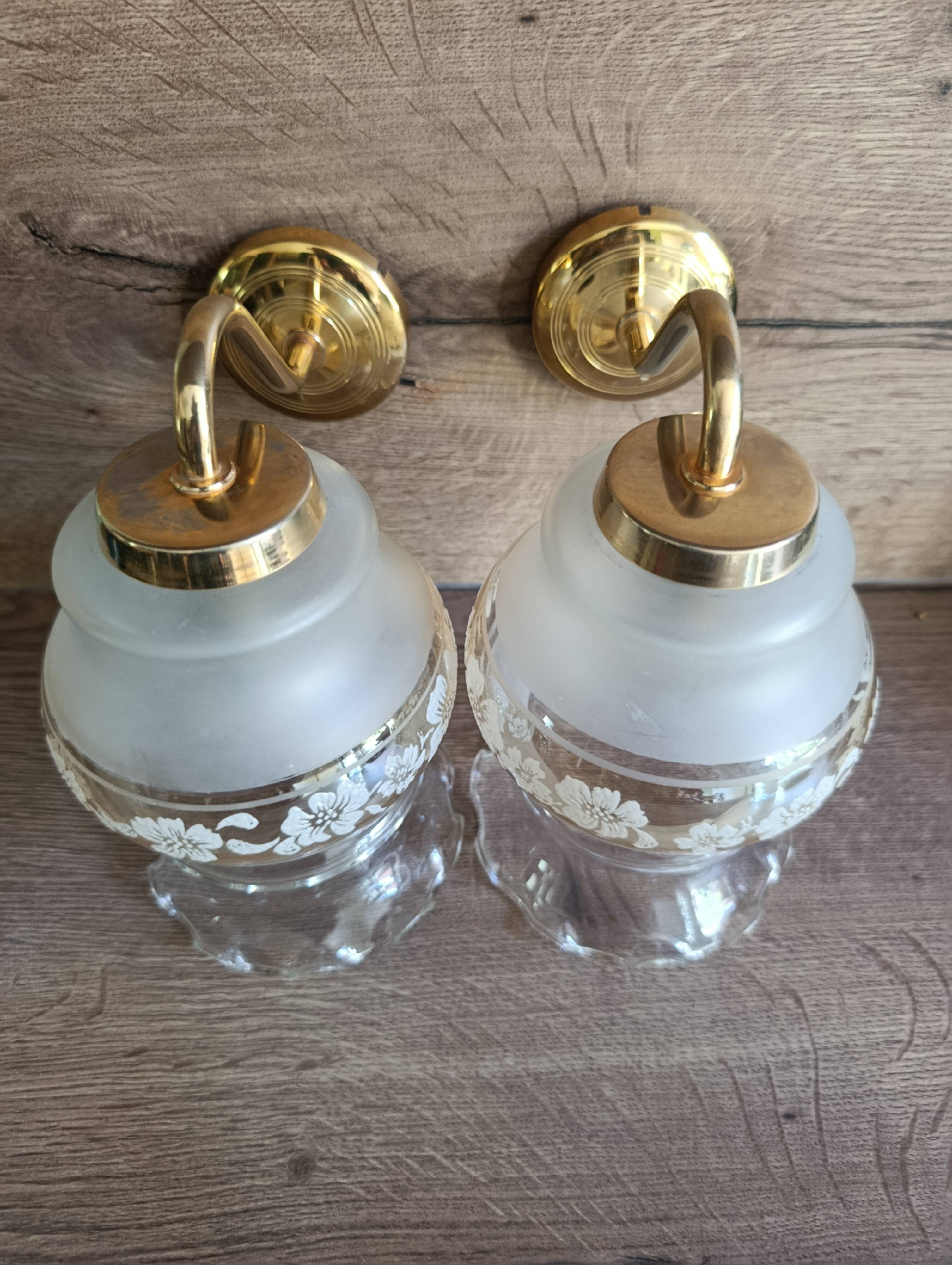 Pair of vintage wall lights in engraved glass & gold metal — Romantic elegance