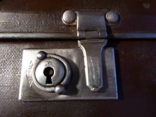 Duo of vintage dark brown suitcases "Mother Big and her little chaperone"