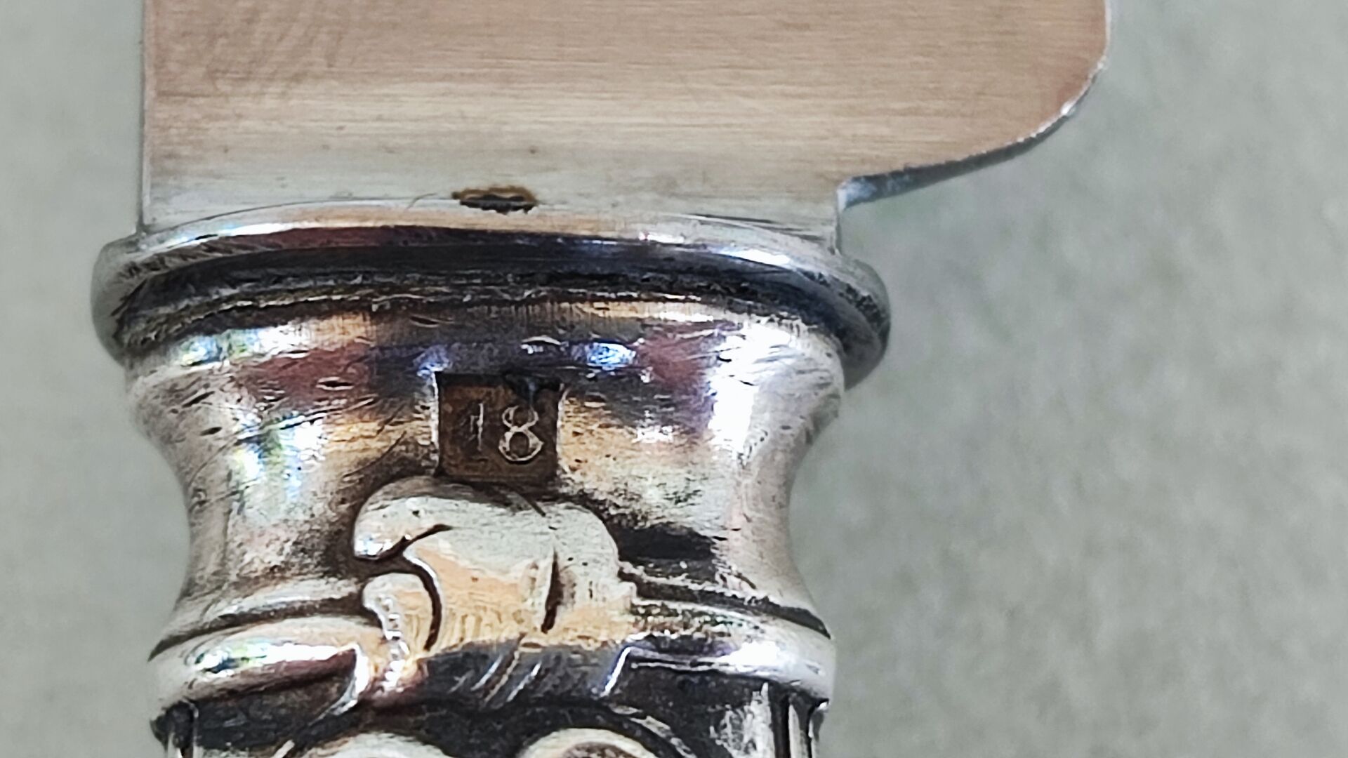 6 couteaux en métal argenté