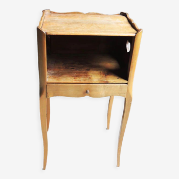 Ancienne table de chevet en bois motif cœur