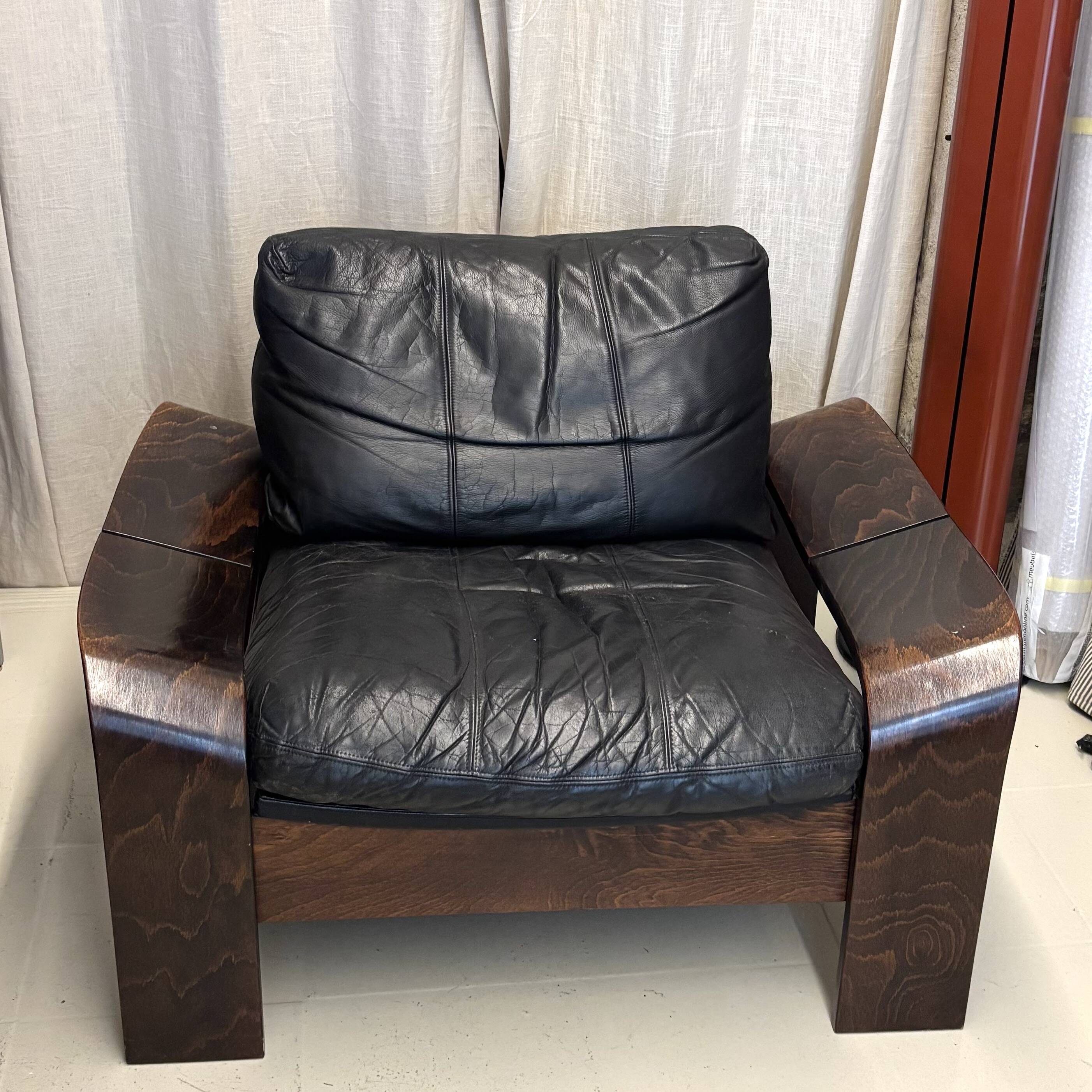 Pair of Scandinavian armchairs in leather and rosewood.