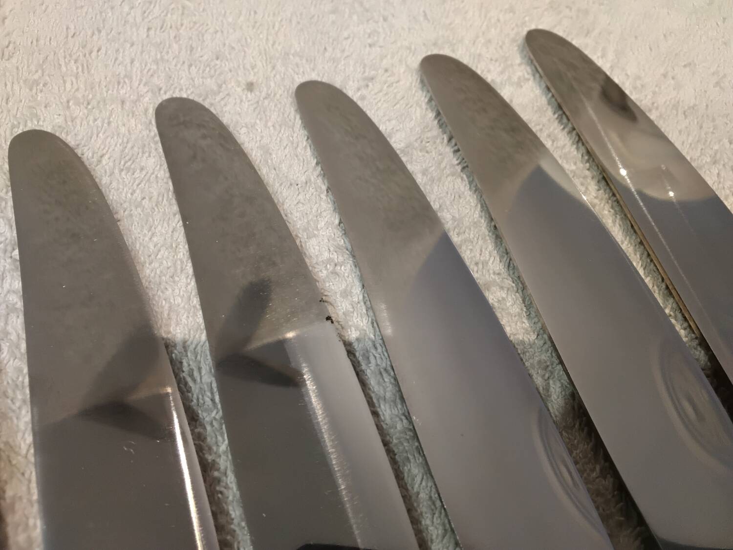 12 silver-plated metal table knives by Christofle Albatros, 24.7 cm.