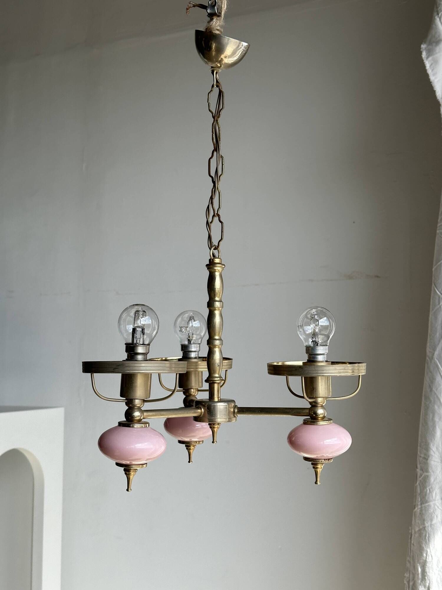 Petit lustre rose et doré à 3 bras de lumières