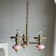 Petit lustre rose et doré à 3 bras de lumières