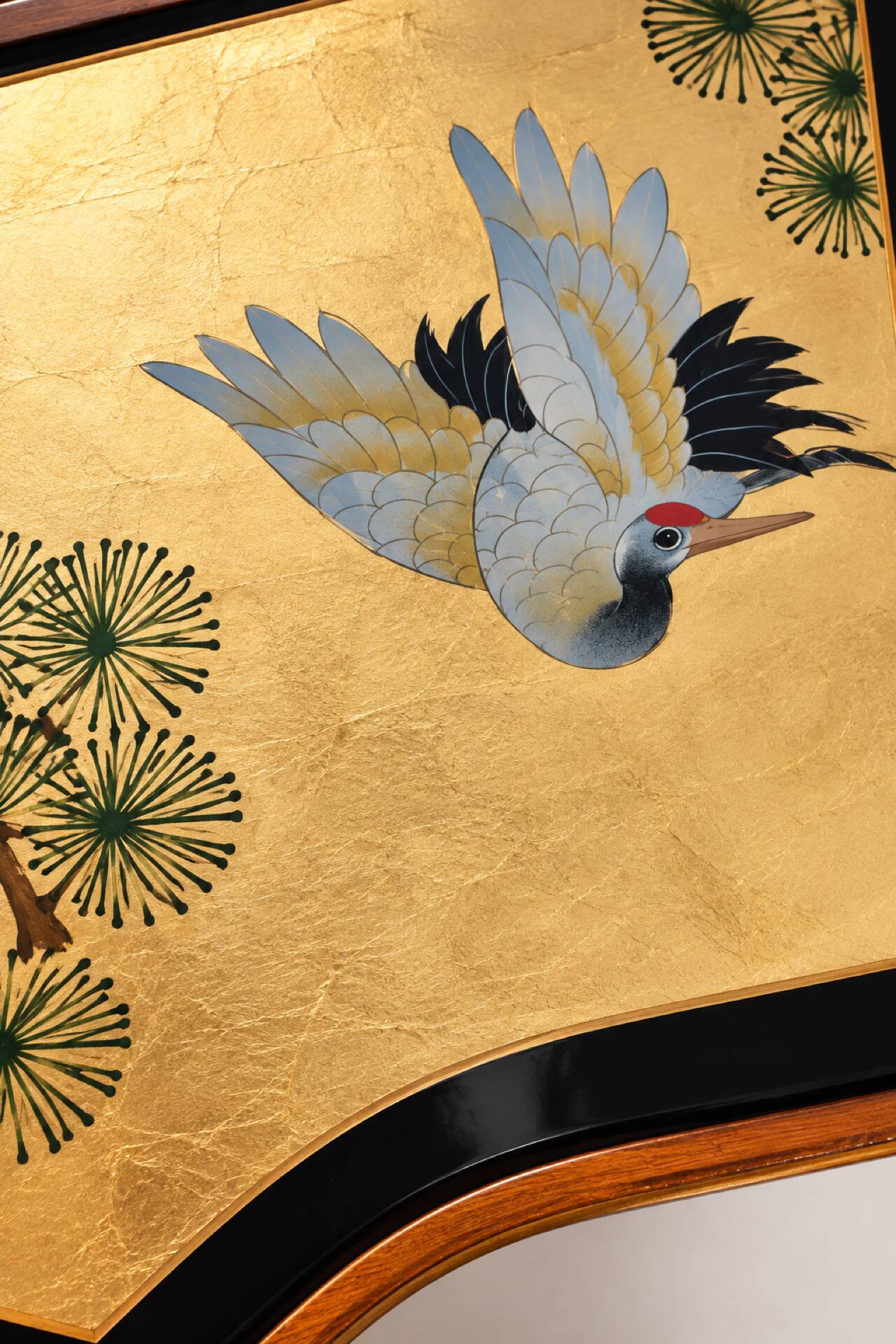 Cabinet chinoiserie de grues en laque noire et dorée, peint à la main