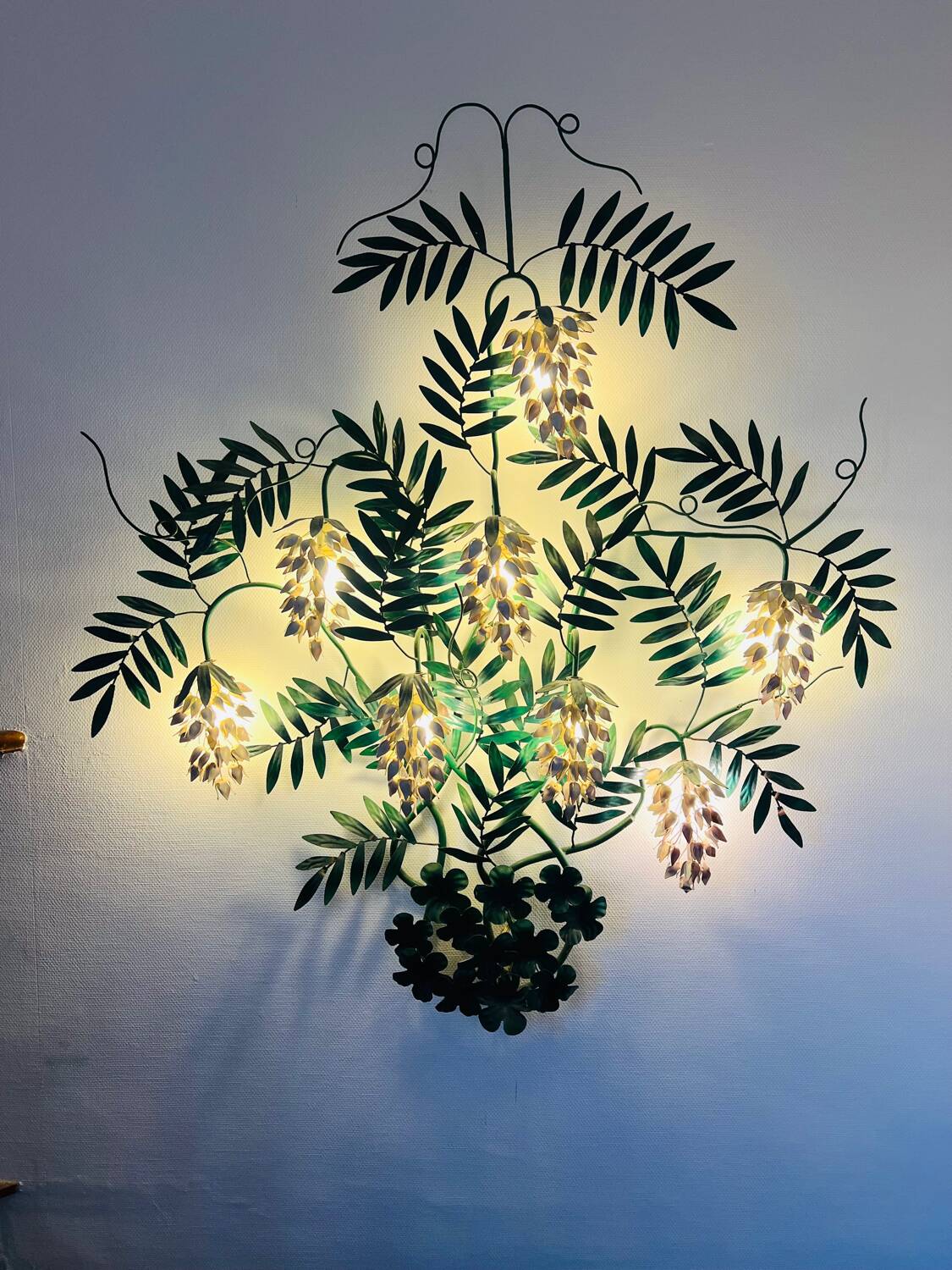 Monumental wall light in Italian wrought iron, attributed to the house.