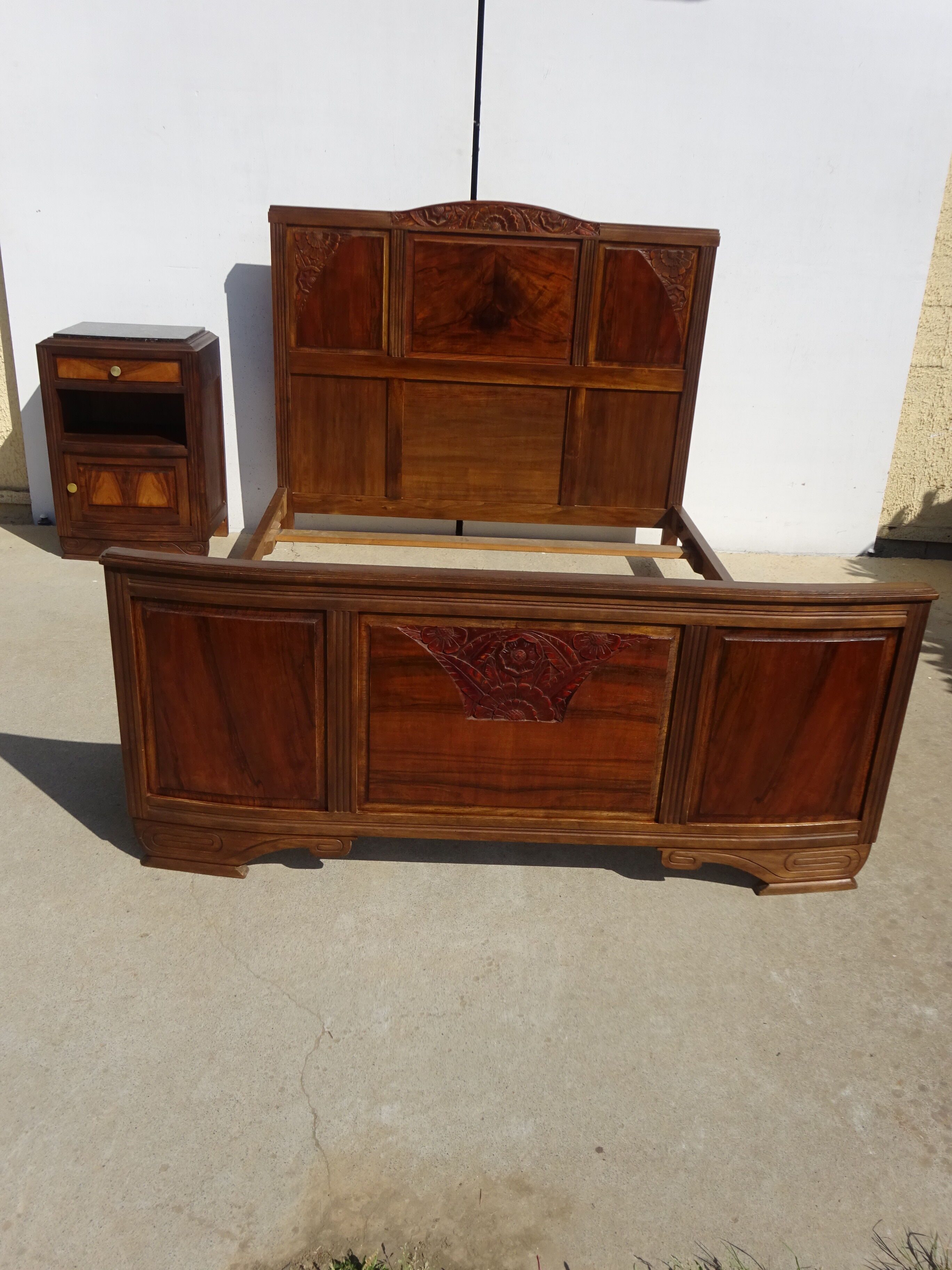 Art Deco bedside in solid walnut and walnut bramble, 1930's