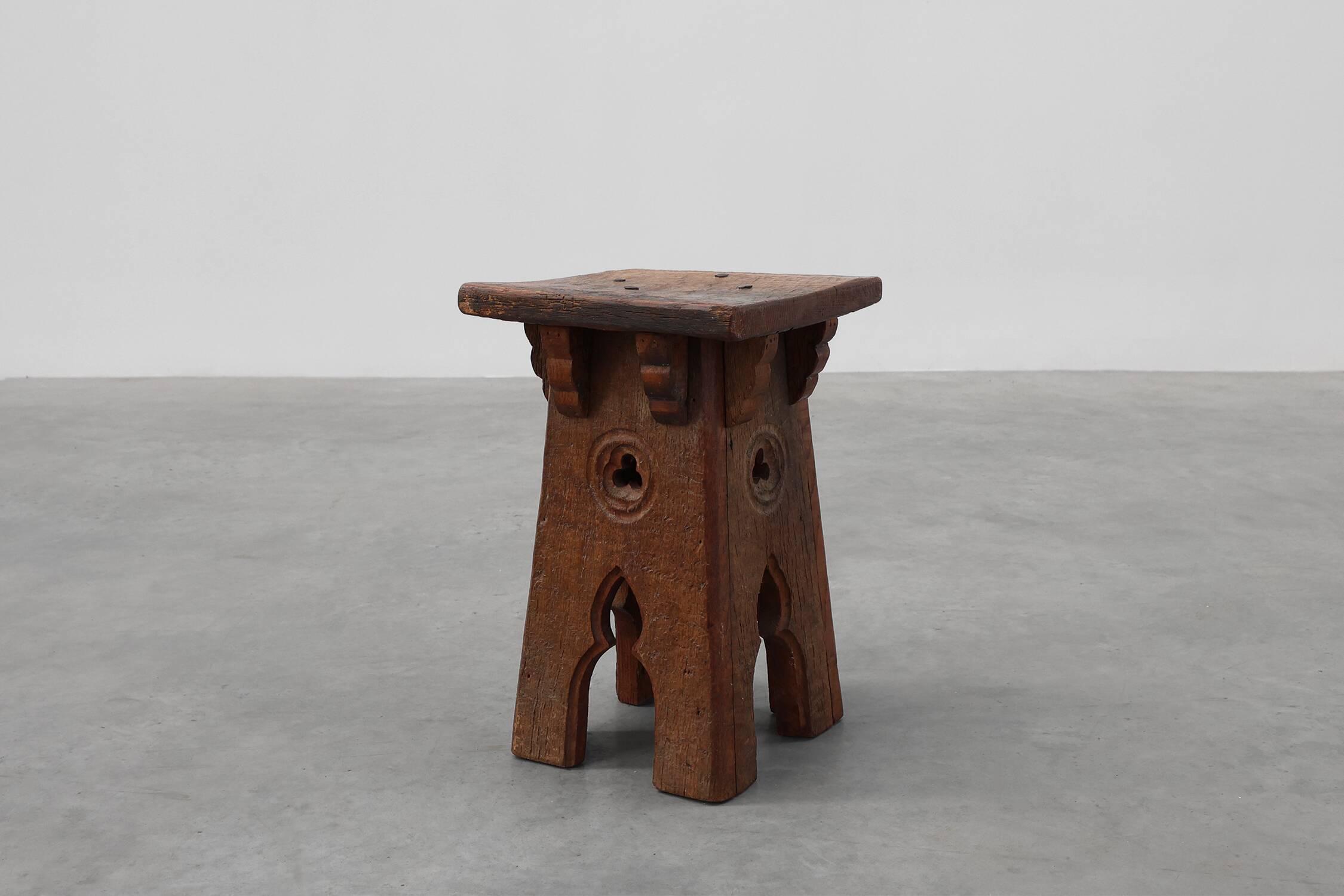 Tabouret bas en bois sculpté français du milieu du XIXe siècle de style gothique