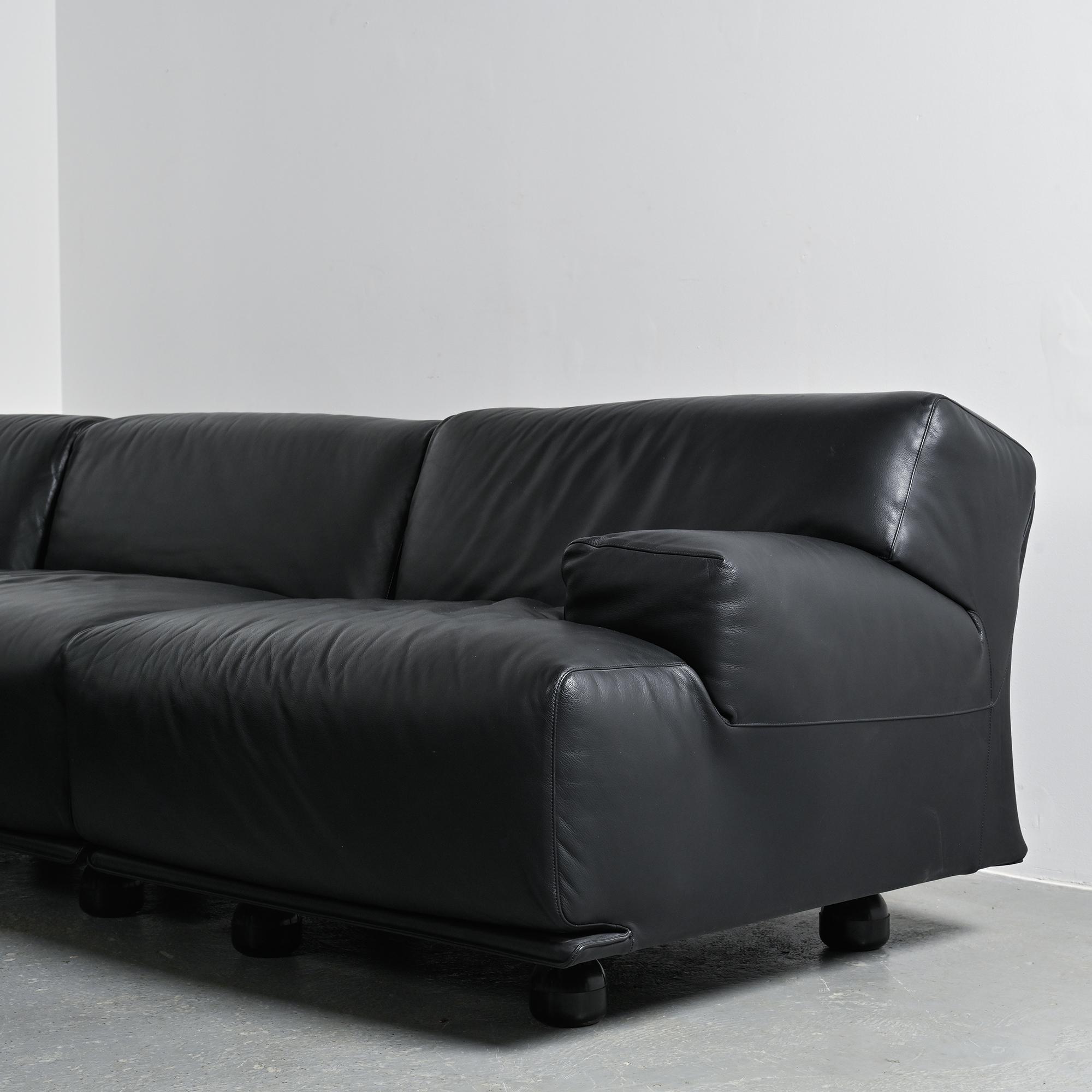 Modular canapé Fiandra in black leather, Vico Magistretti, Cassina, around 1980.