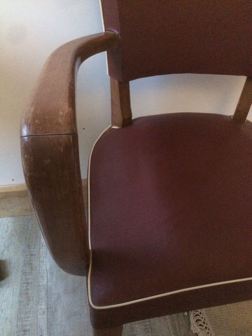 Skai chair binds wine and wooden footpieces and armrests