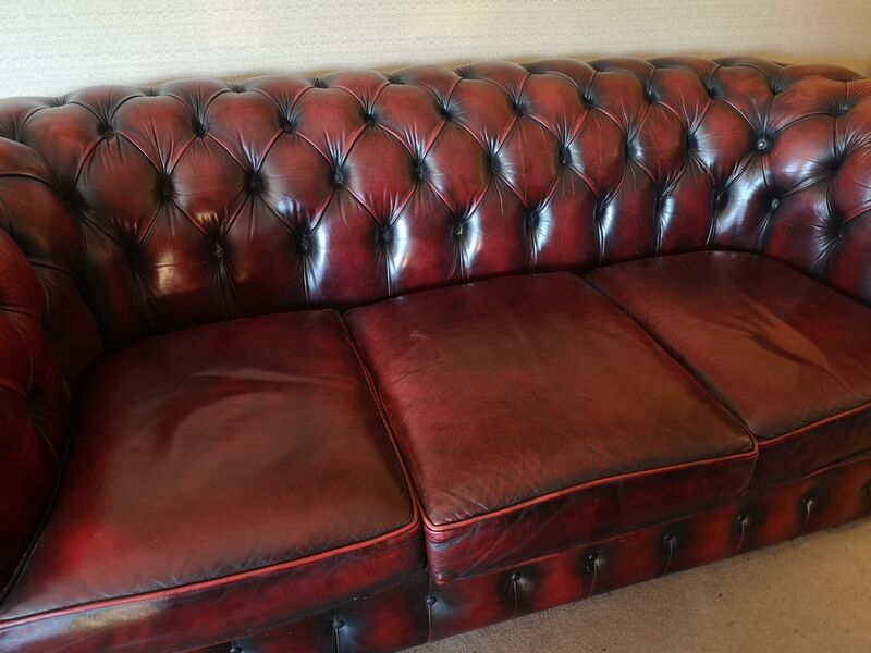 Three-seater burgundy burgundy leather chesterfield sofa