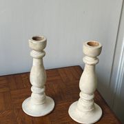 Paire de bougeoirs en bois blanc