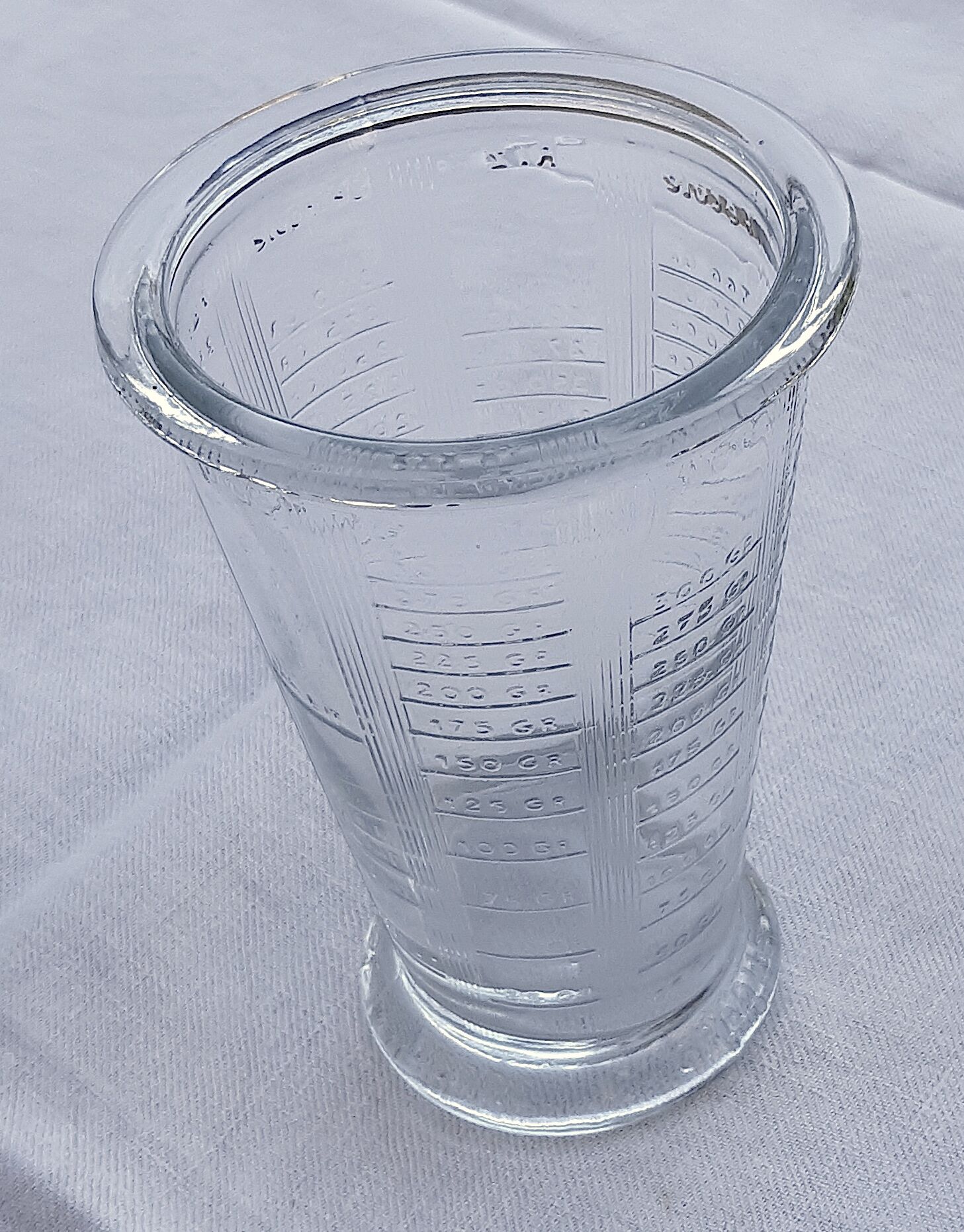 Graduated glass for weighing in the kitchen