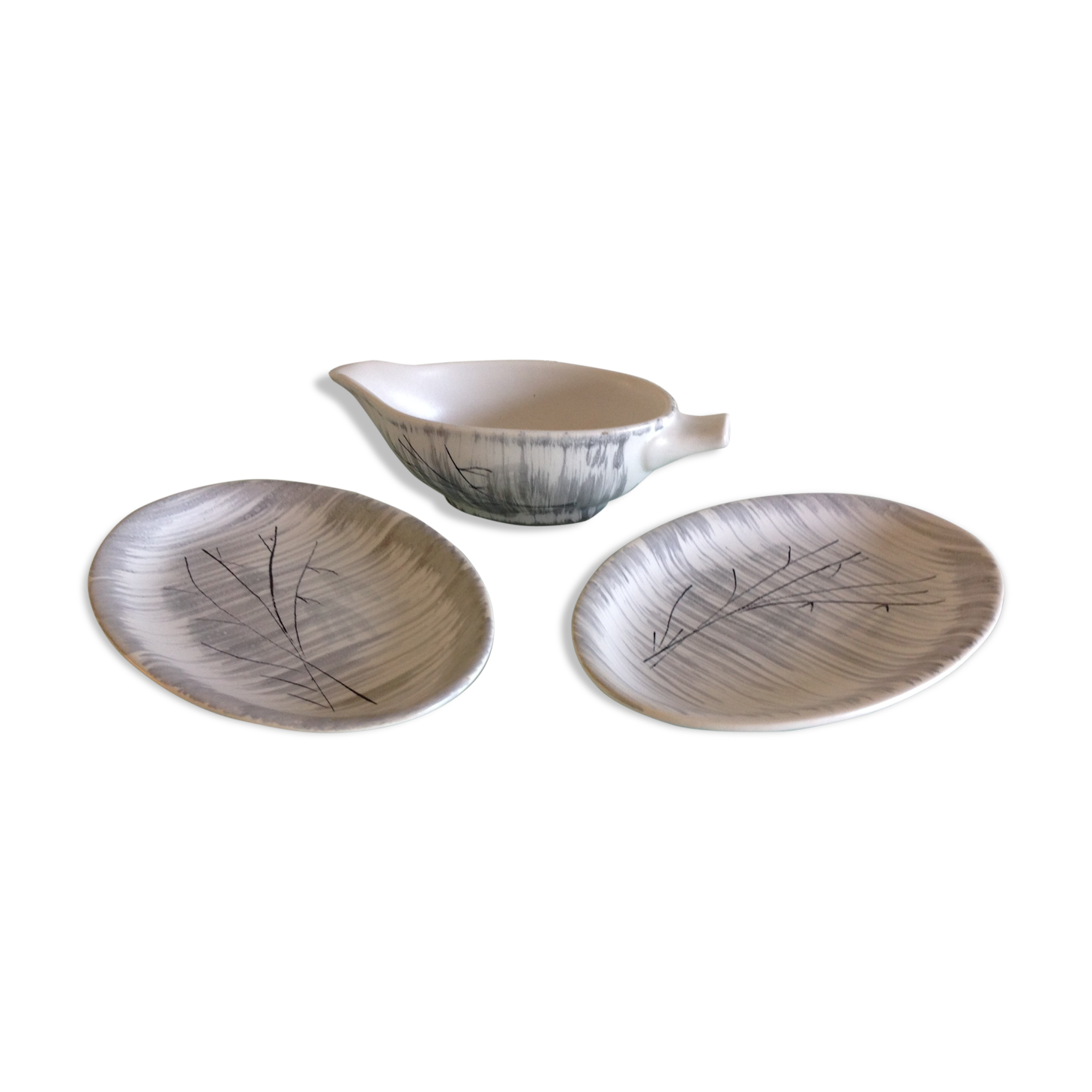 Two raviers and a white and grey cermal sauciere