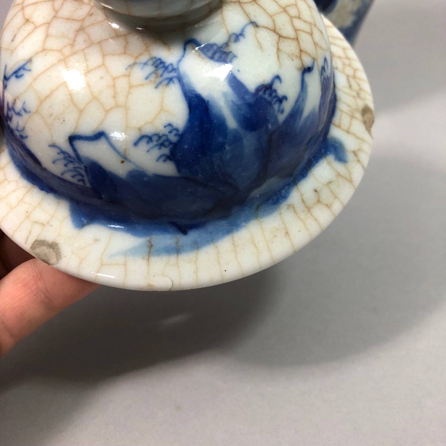 Chinese porcelain blue/white crackle jar 19th century? Court lady
