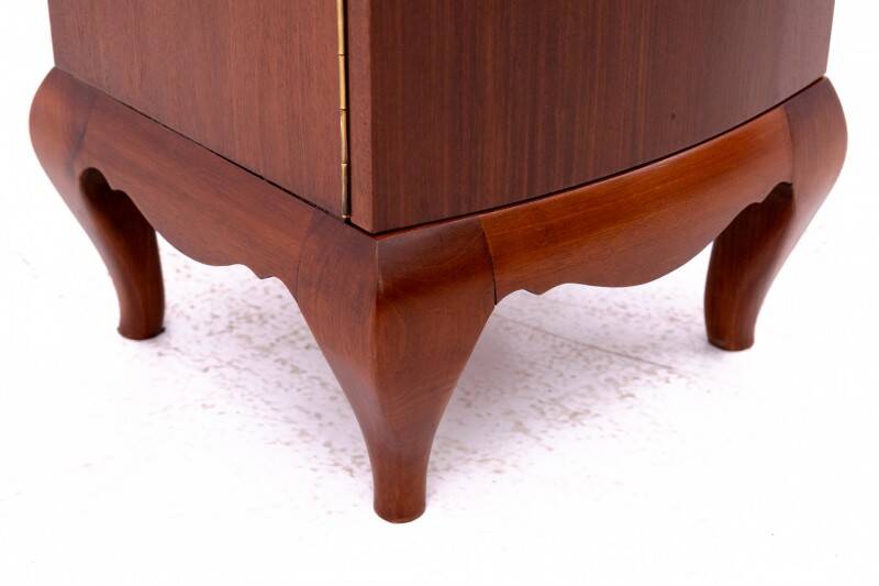 Paire de tables de chevet, Pologne, années 1940. Après rénovation.