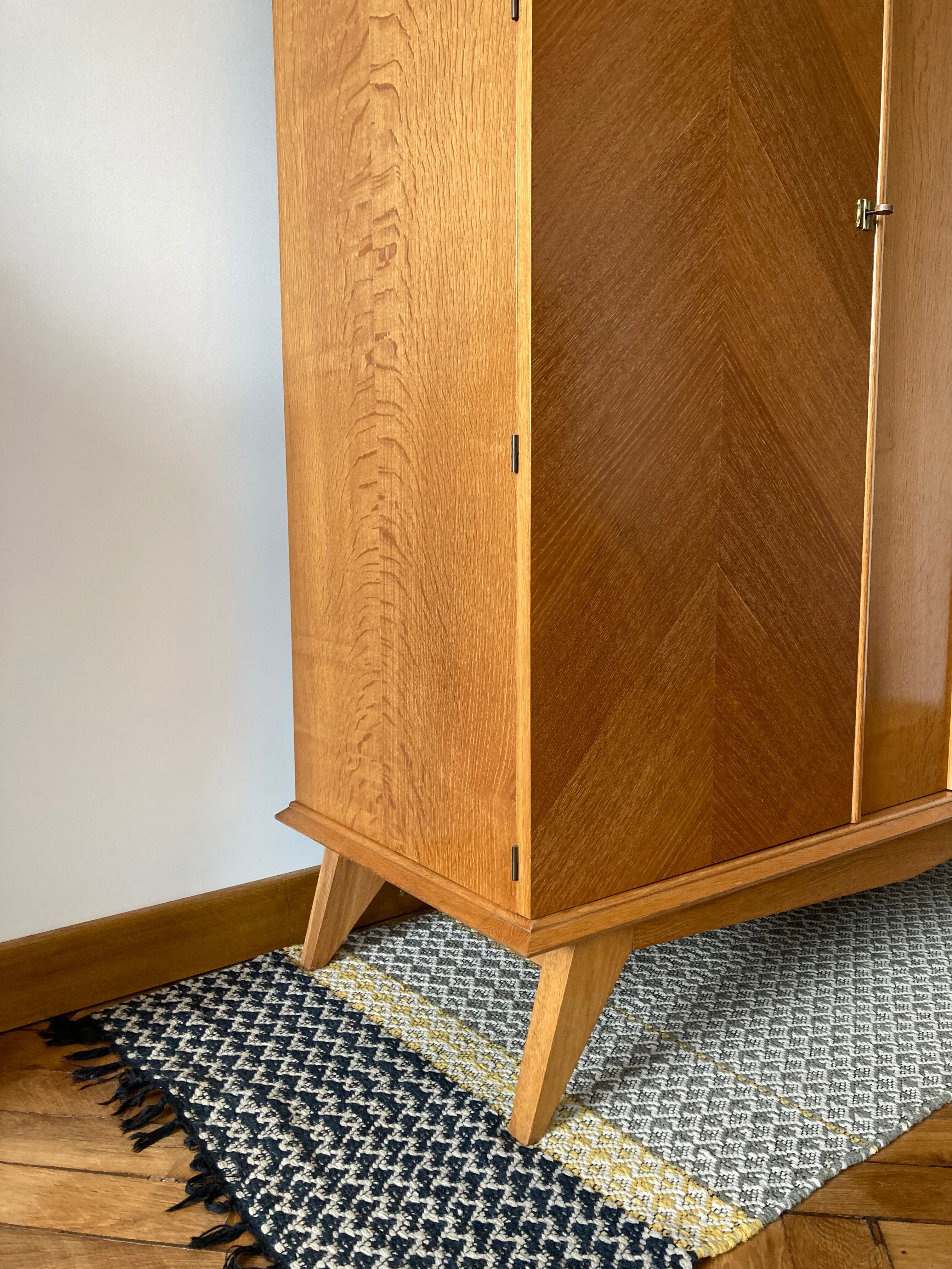 Compass foot cabinet