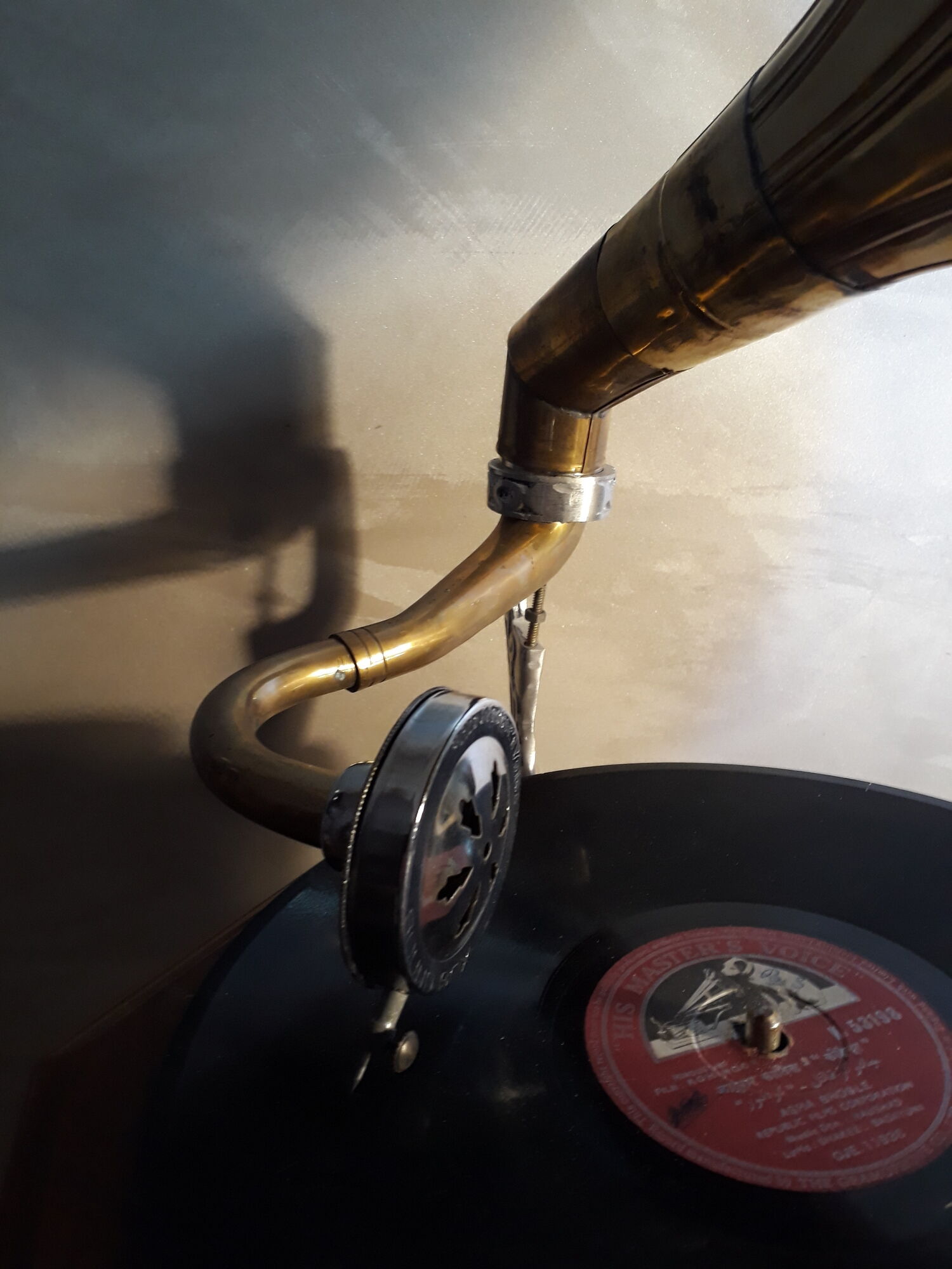 Former gramophone the voice of his master with brass pavilion, , with a disc 78 runs my