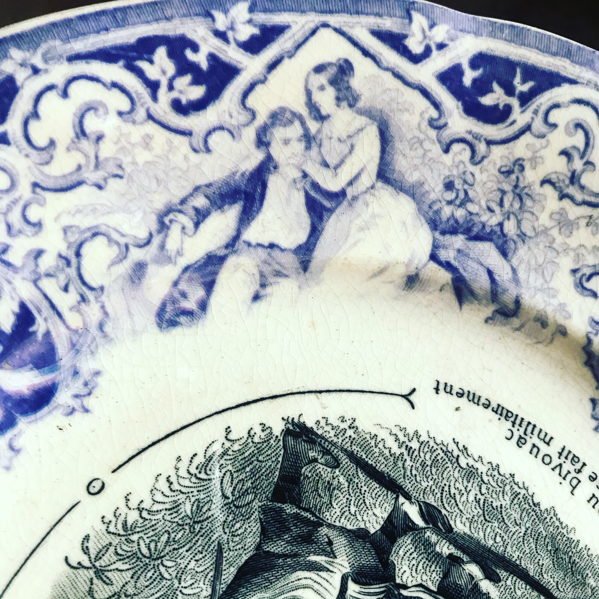Old talking plate. Opaque from Sarreguemines. 19th century. Violet, black and white. Militaria. Love