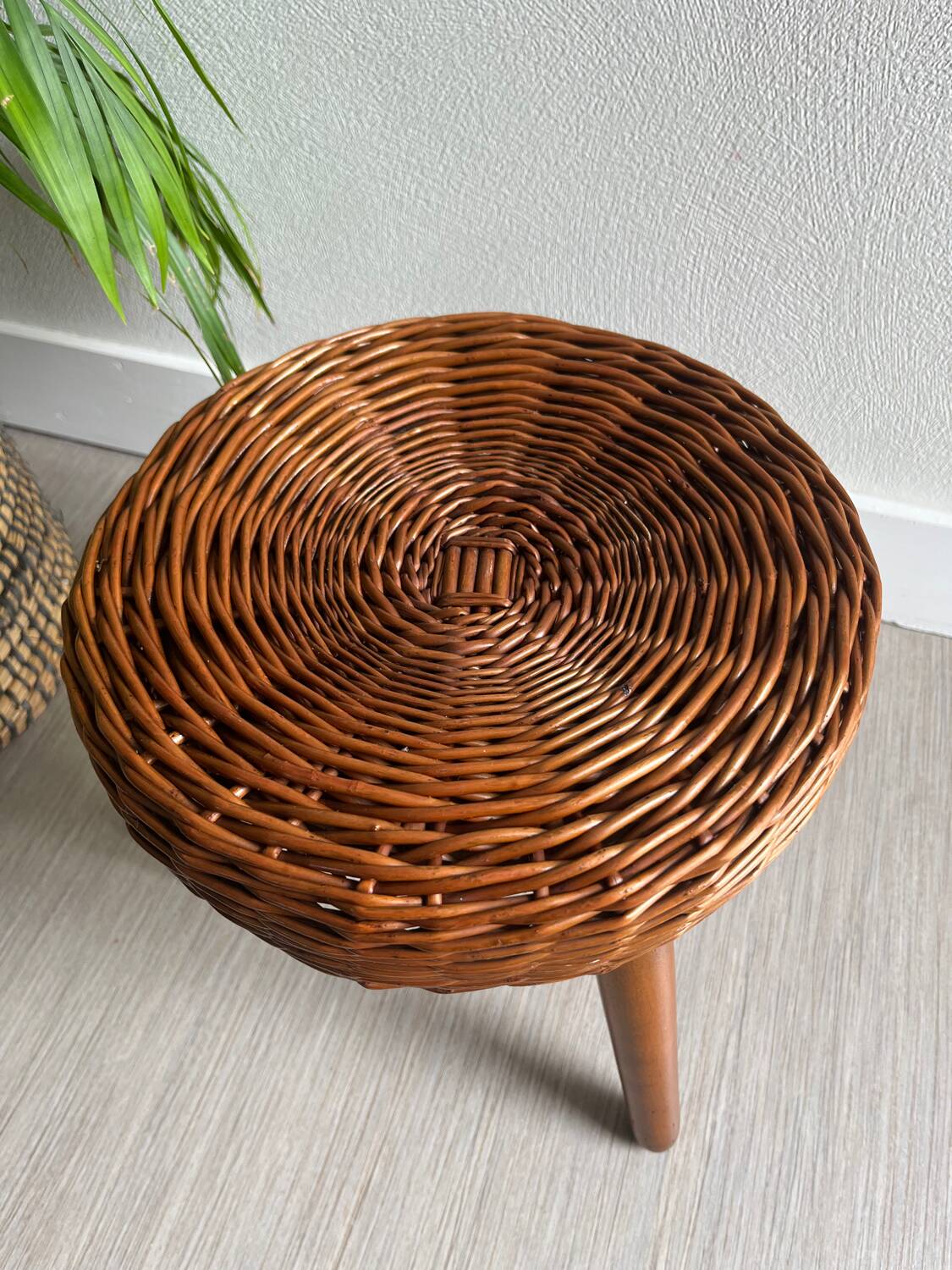 Tabouret tripode bois osier tressé