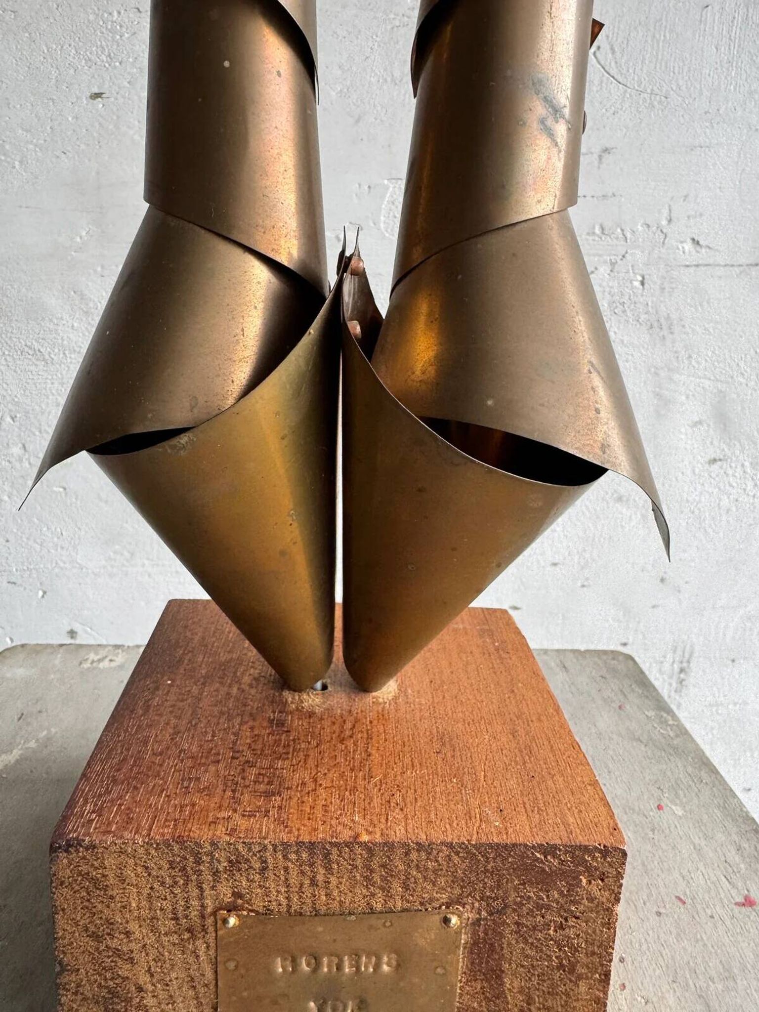 Golden brass sculptural horns on wooden base — modern metal art sculpture, 68.5 cm high