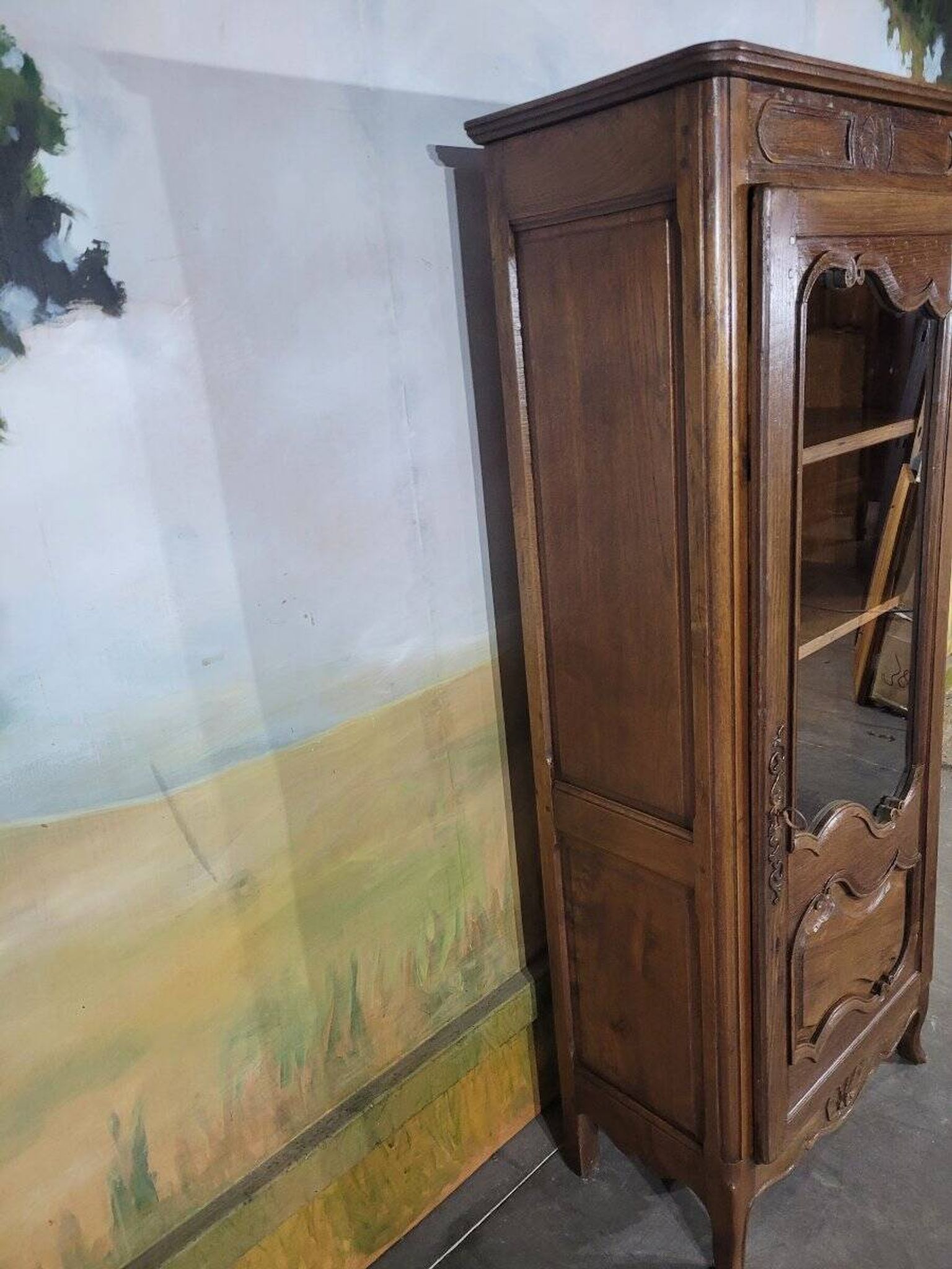Small oak display cabinet with one door.
