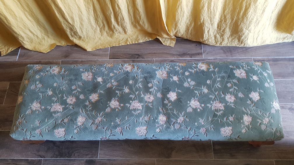 Velvet chippendale bed tip