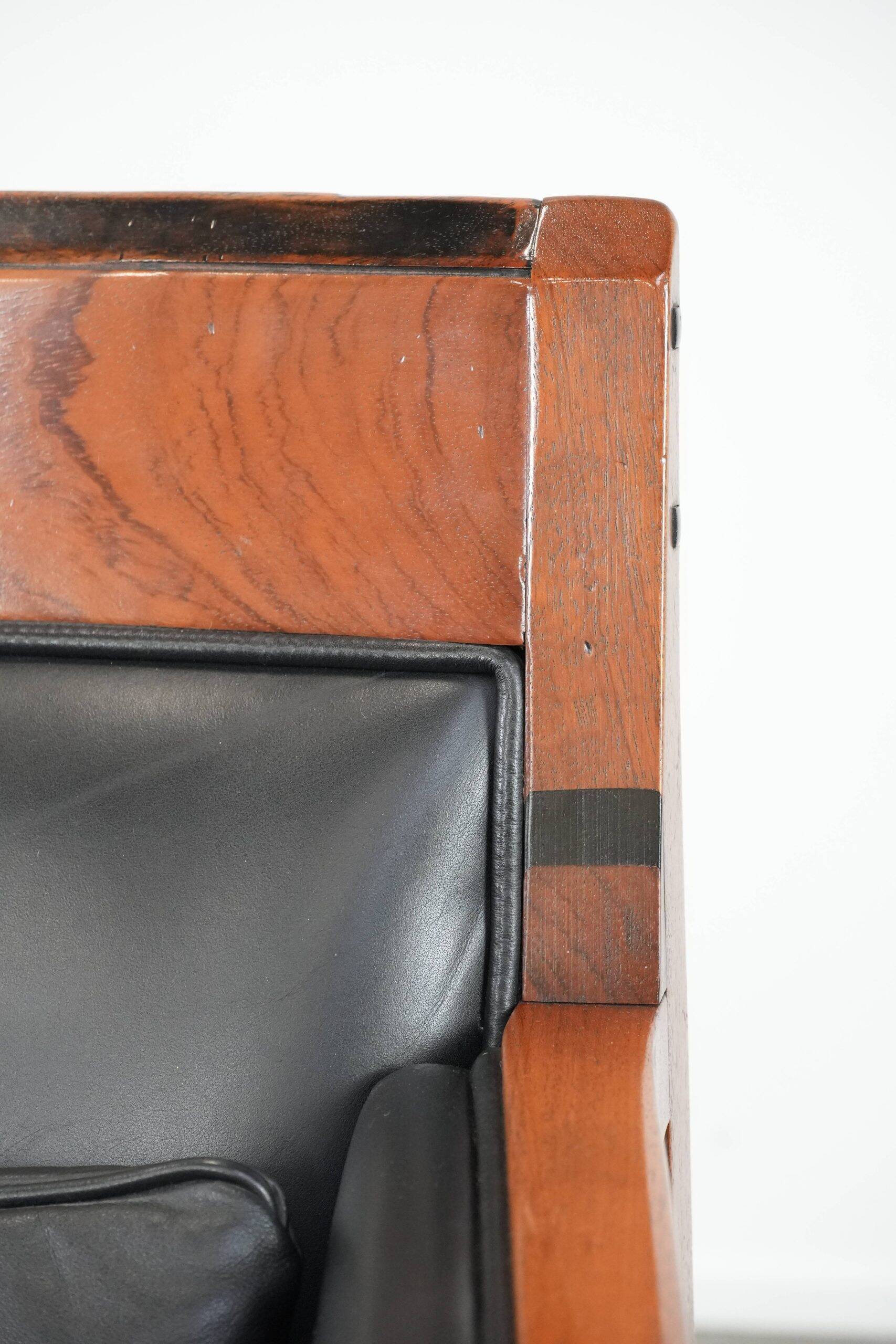 Fauteuil Art Déco en cuir noir et bois