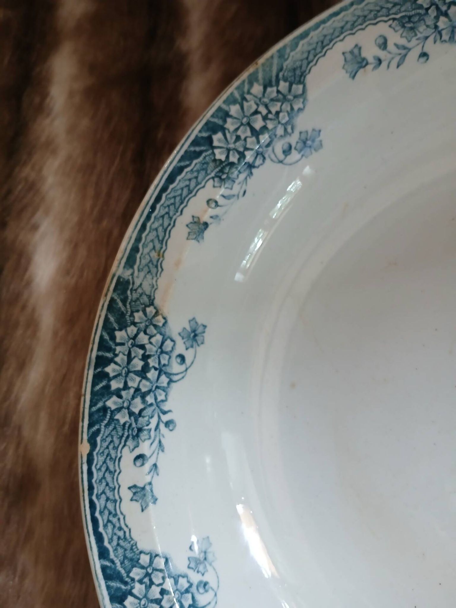 Grand plat ancien en terre de fer