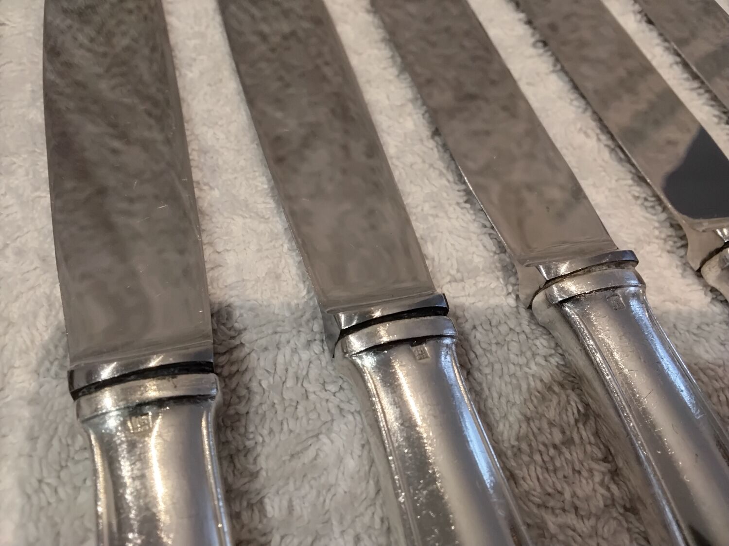 12 silver-plated metal table knives, Platil rocaille silversmith design, 24.6cm