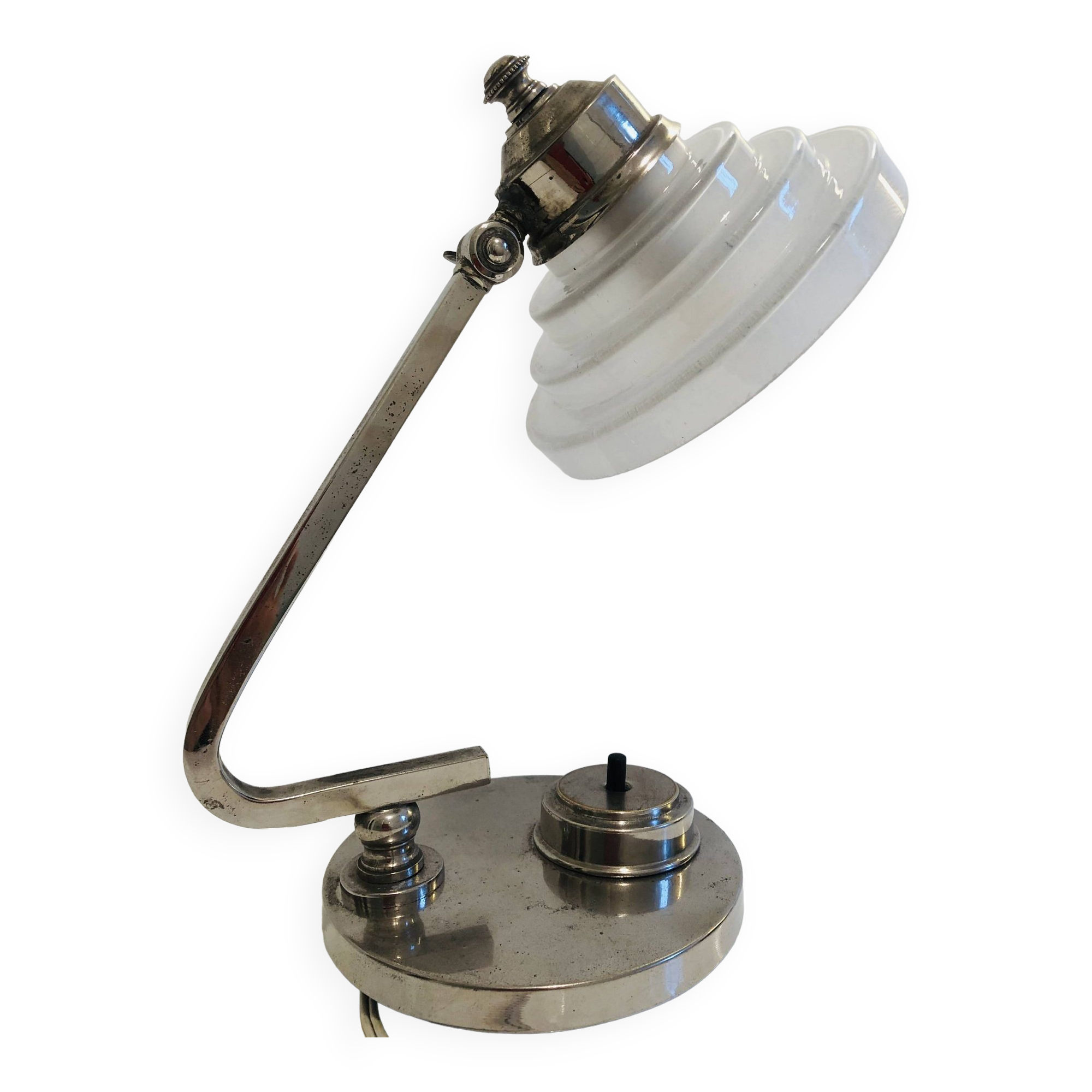 Modernist table lamp from the 30s and 40s in chrome-plated brass, molded glass lampshade