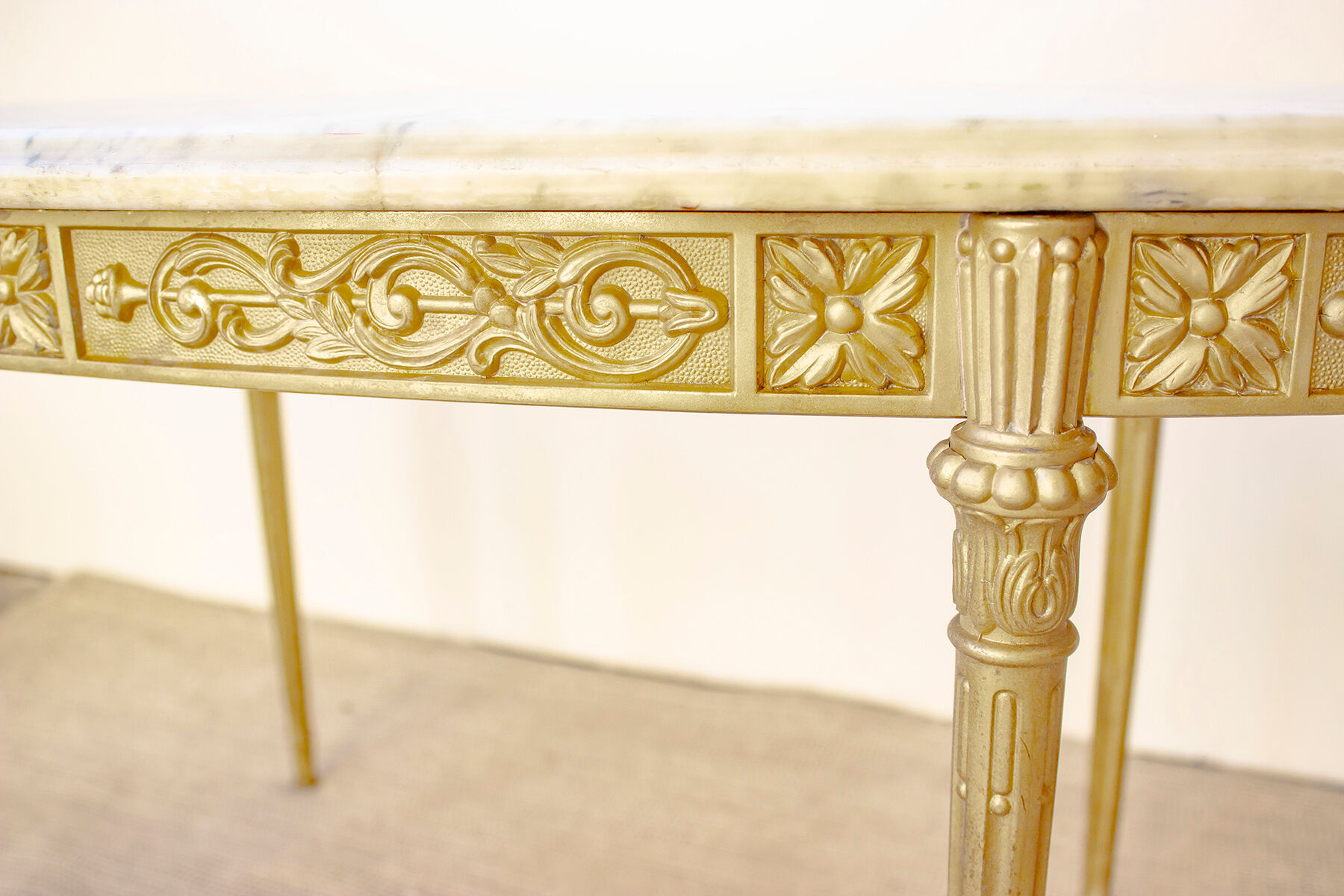 Oval coffee table in marble and brass