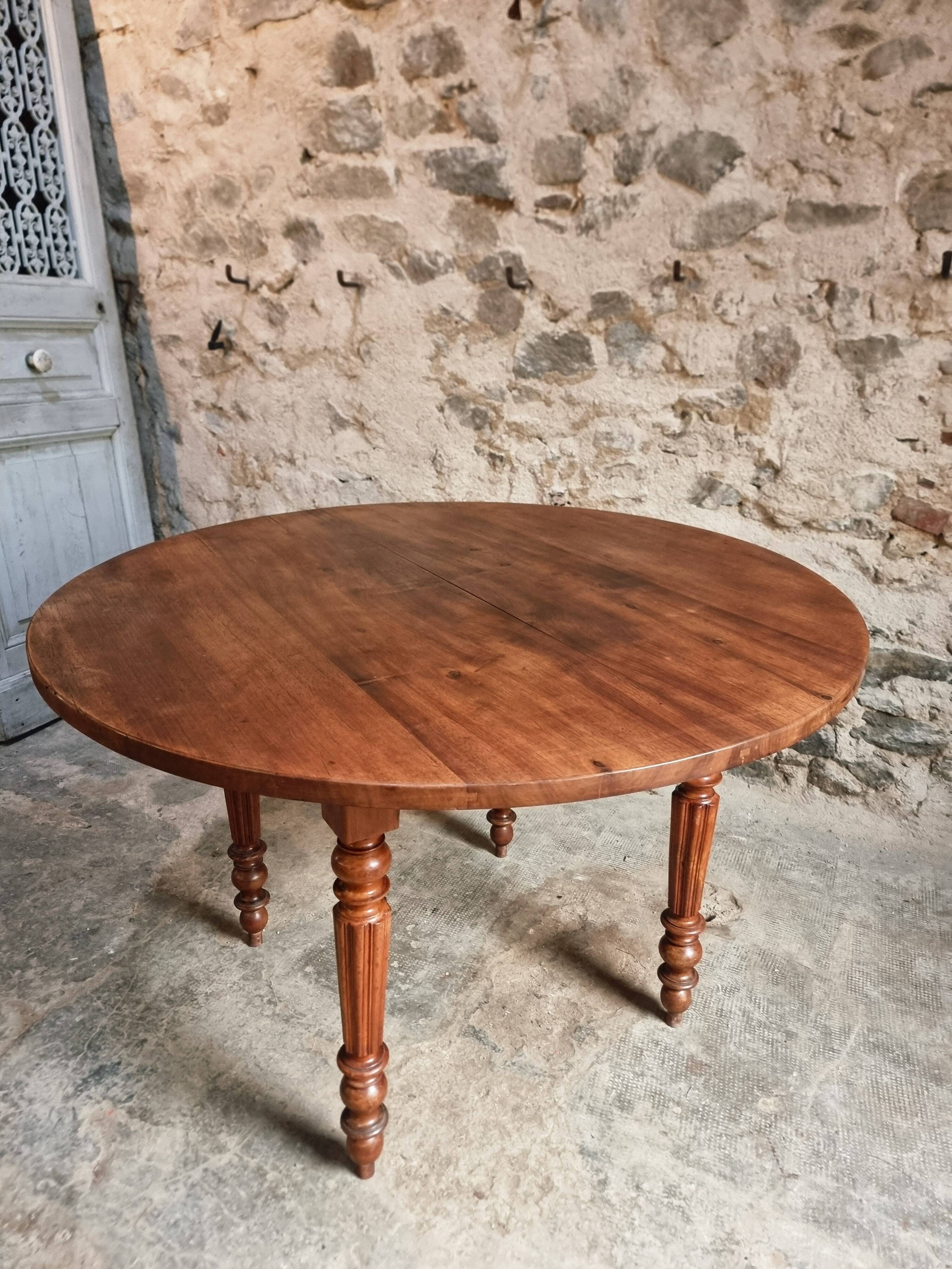 Table à manger ronde française ancienne en noyer, vers 1880–1900