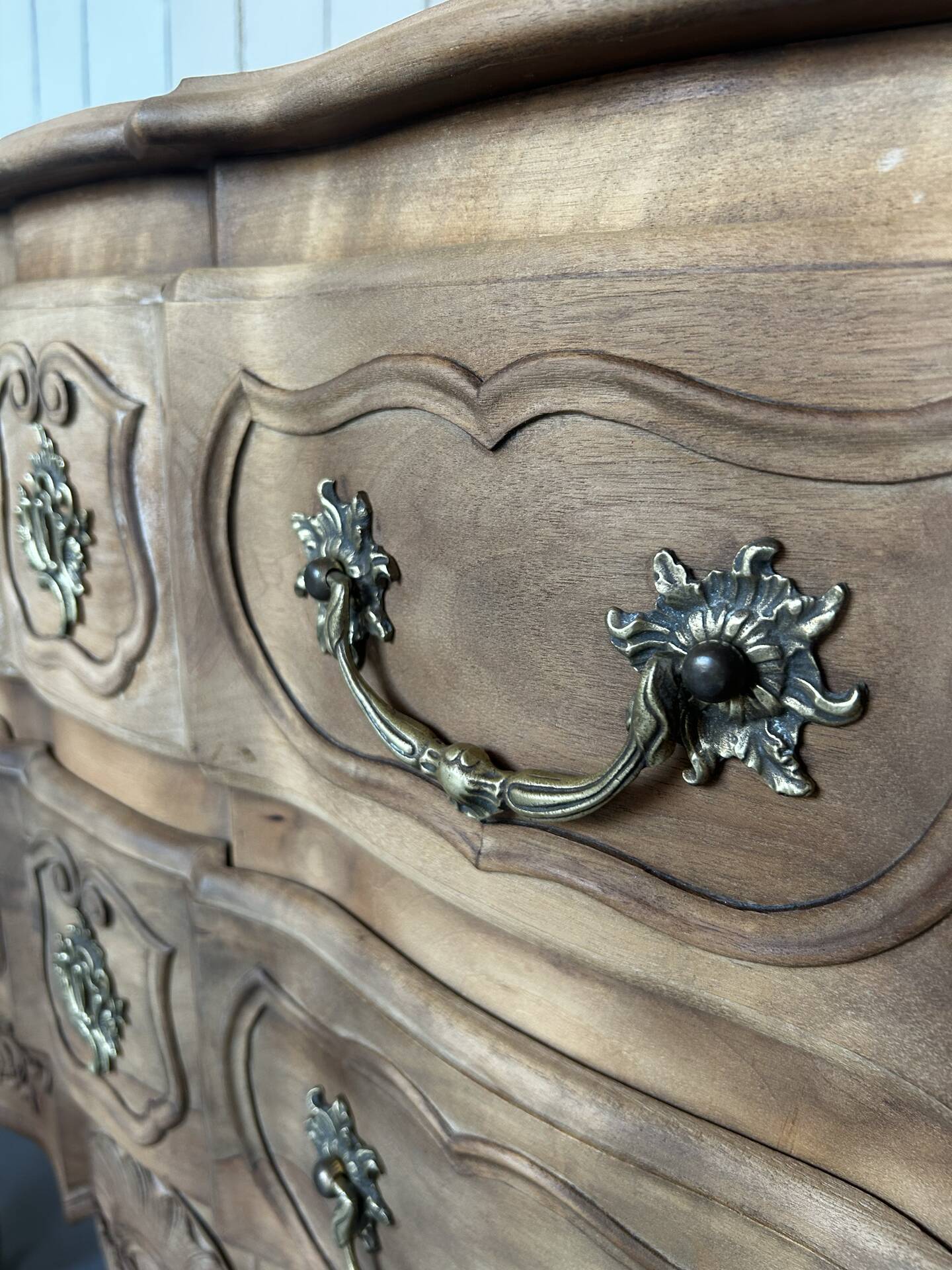 Commode sauteuse de style Louis XV en merisier massif